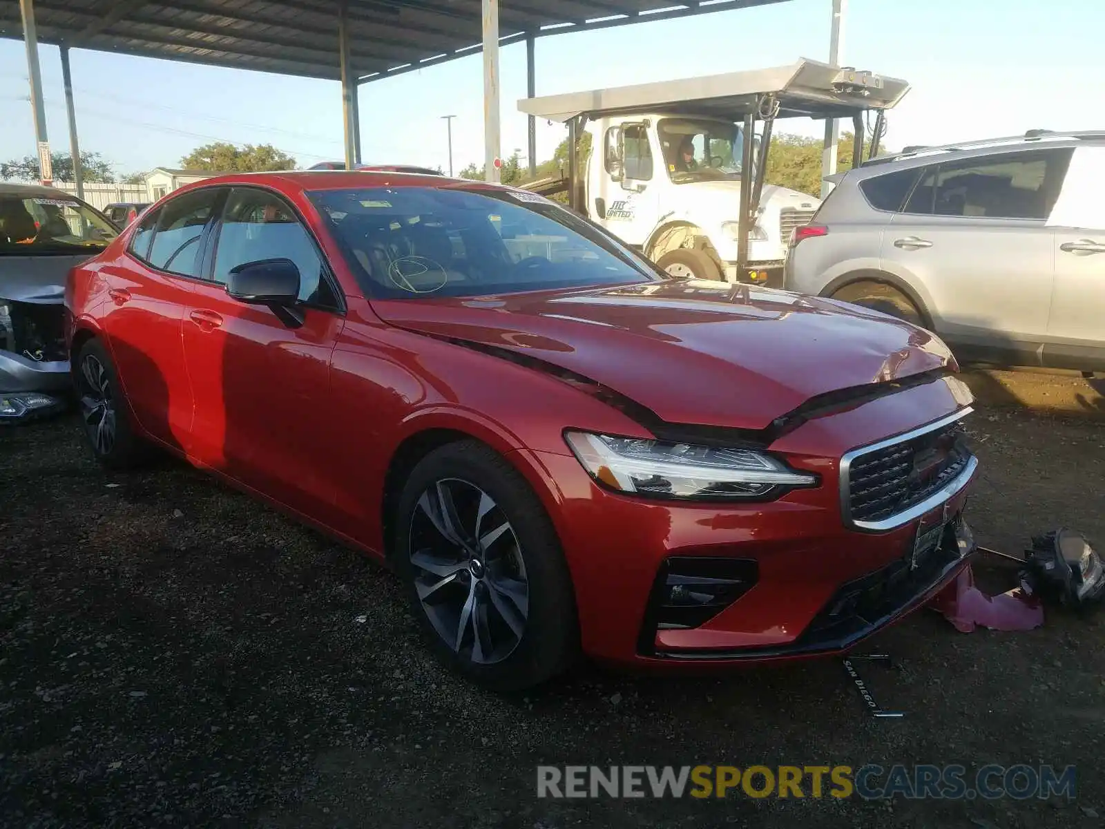 1 Photograph of a damaged car 7JR102FM0KG013322 VOLVO S60 2019