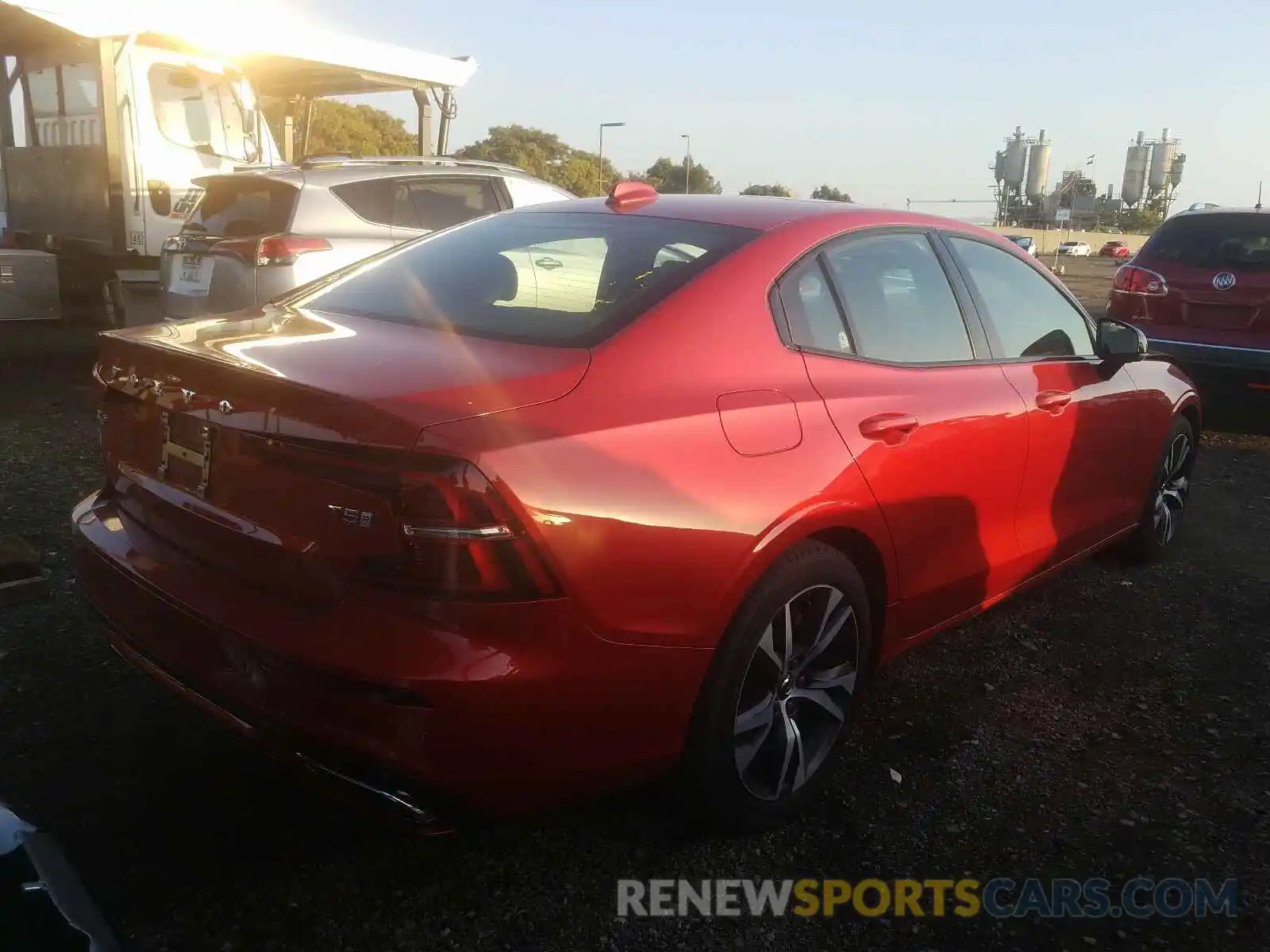 4 Photograph of a damaged car 7JR102FM0KG013322 VOLVO S60 2019