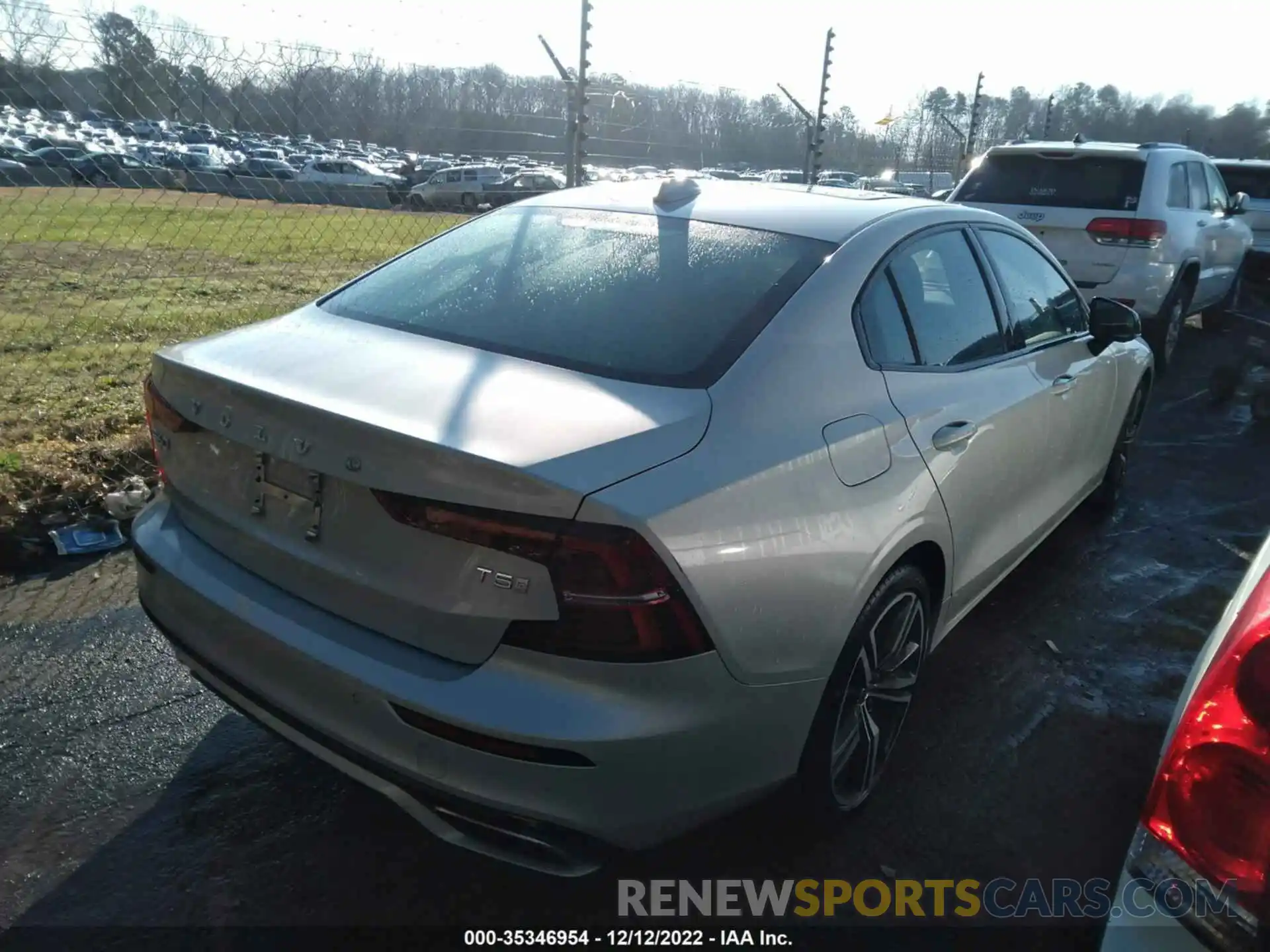 4 Photograph of a damaged car 7JR102FM0KG016009 VOLVO S60 2019