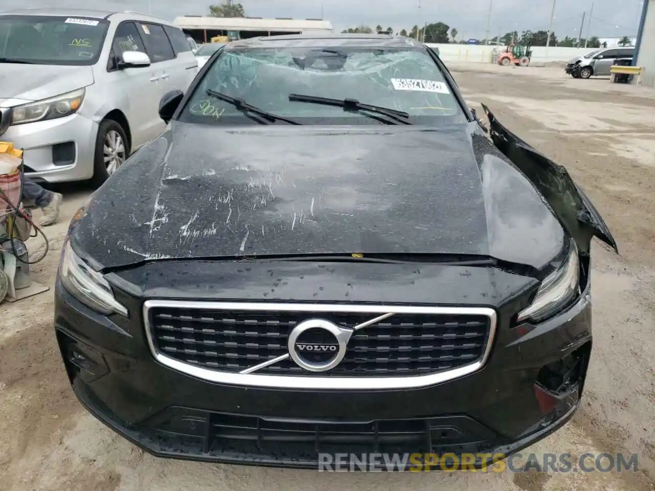 5 Photograph of a damaged car 7JR102FM5KG012800 VOLVO S60 2019