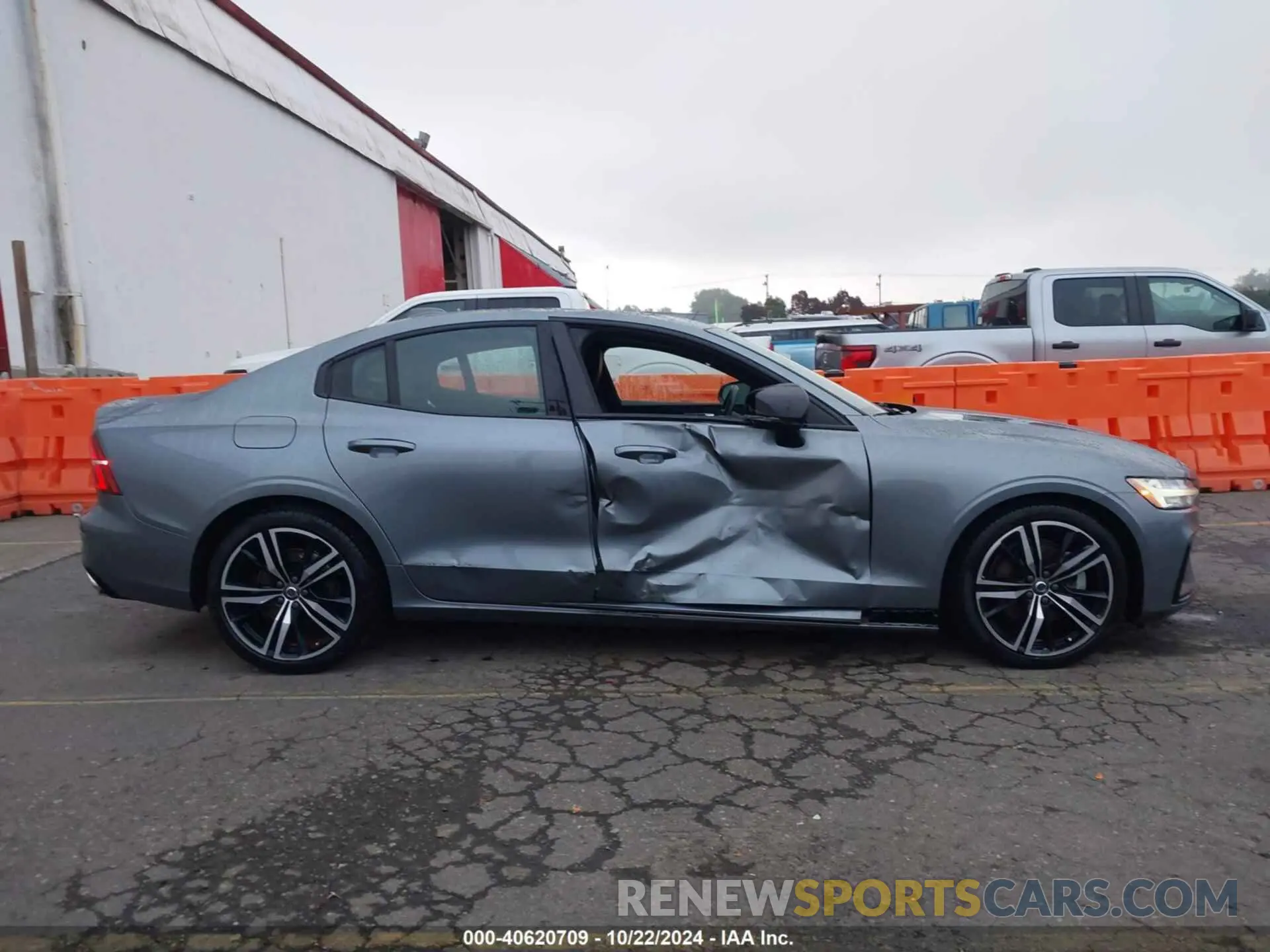 13 Photograph of a damaged car 7JR102FM7KG013334 VOLVO S60 2019