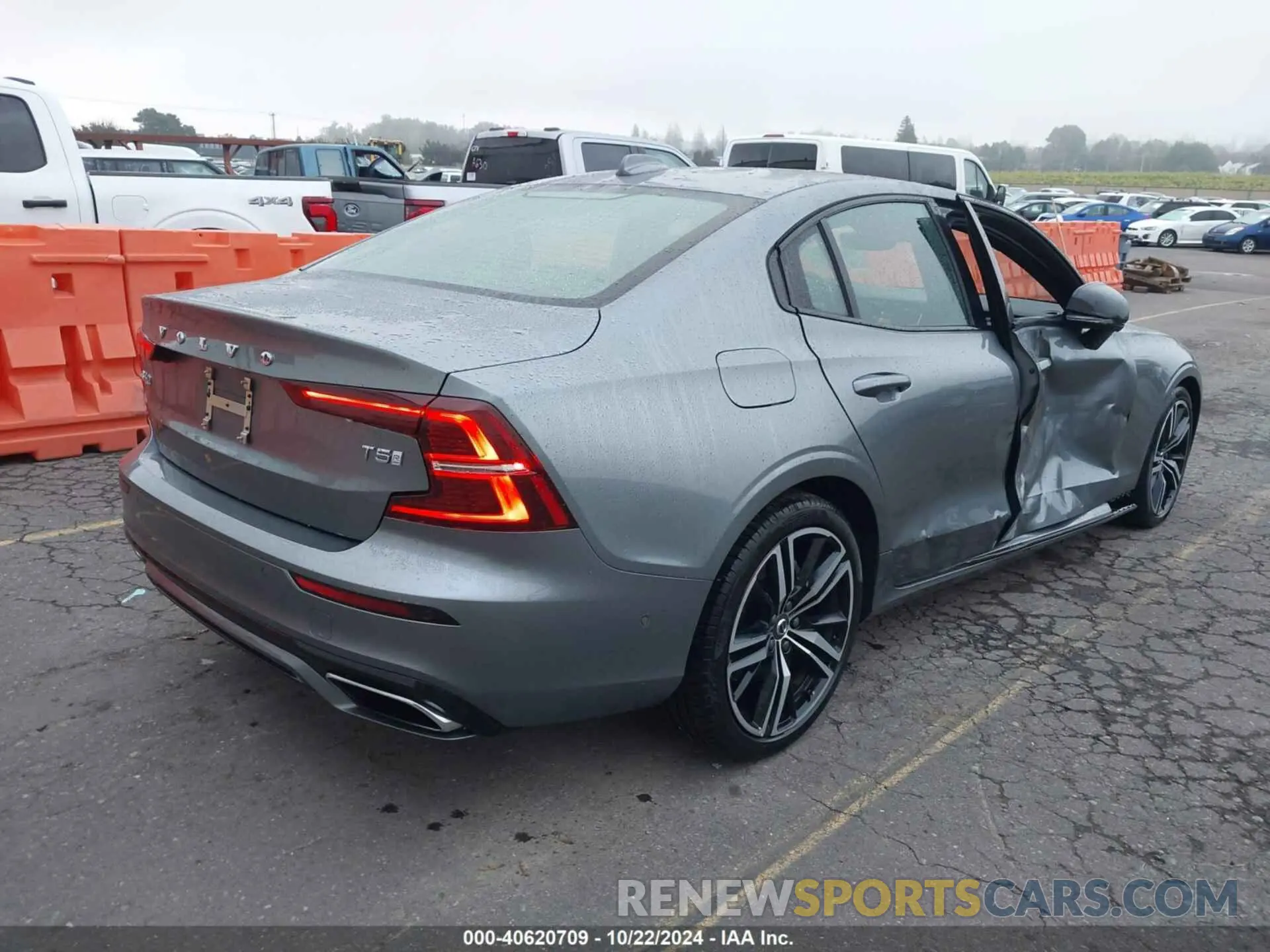 4 Photograph of a damaged car 7JR102FM7KG013334 VOLVO S60 2019