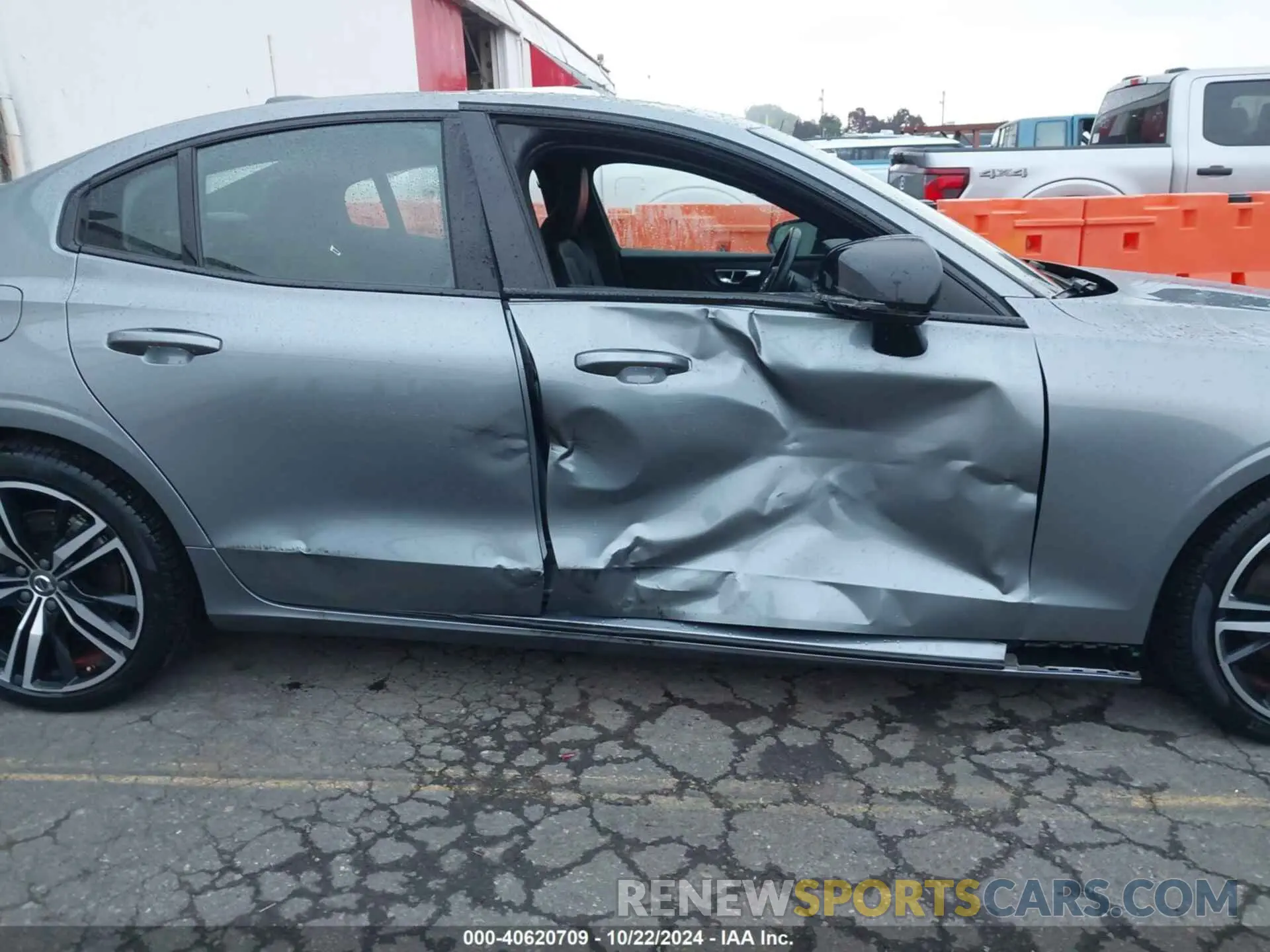 6 Photograph of a damaged car 7JR102FM7KG013334 VOLVO S60 2019