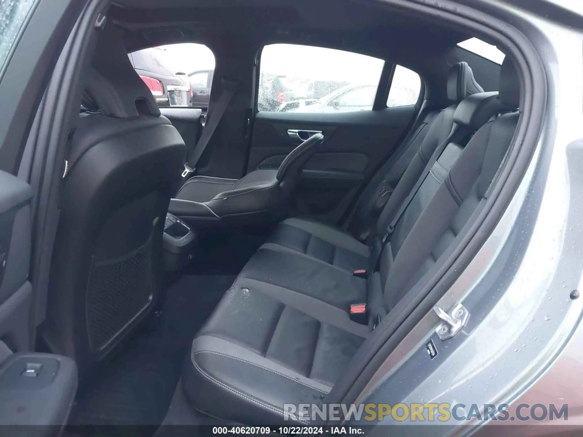 8 Photograph of a damaged car 7JR102FM7KG013334 VOLVO S60 2019