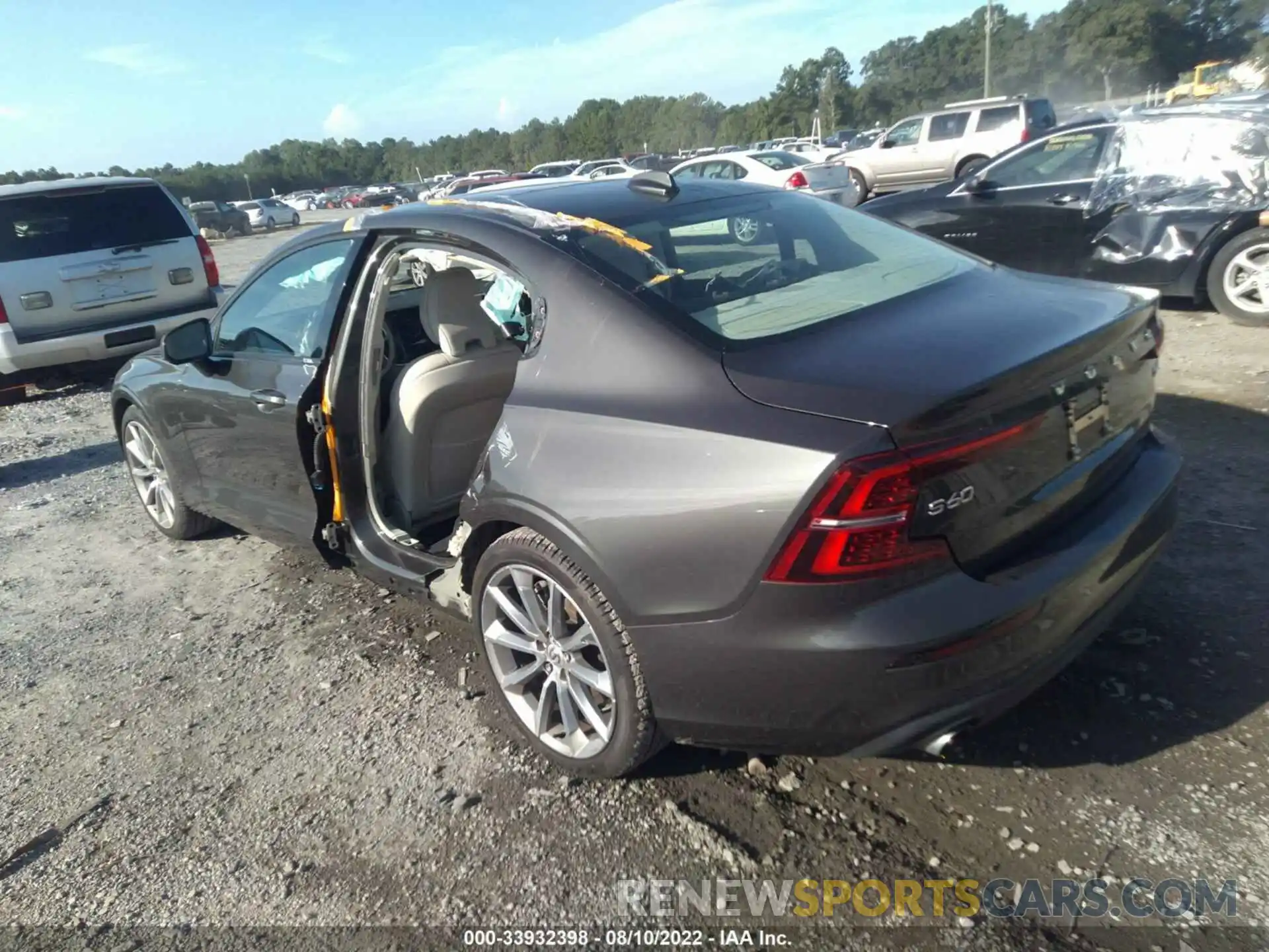 3 Photograph of a damaged car 7JRA22TK1KG004223 VOLVO S60 2019