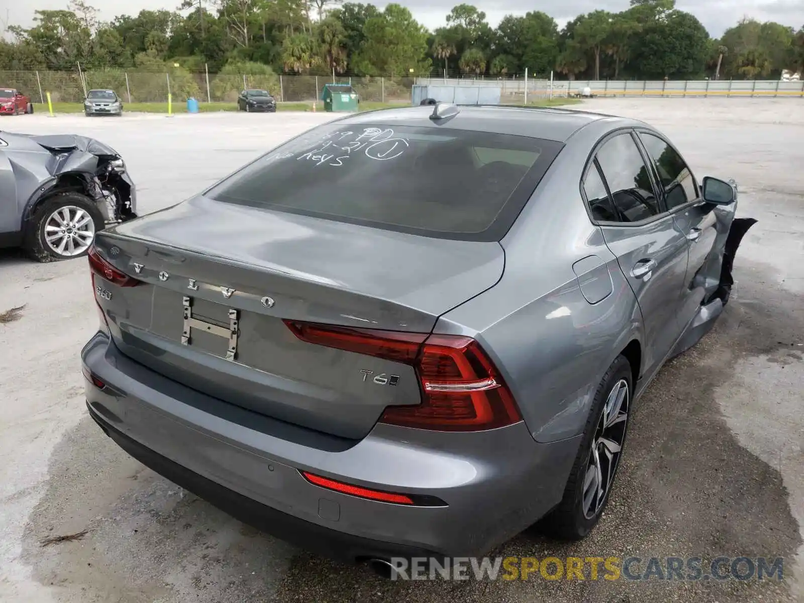 4 Photograph of a damaged car 7JRA22TK1KG012760 VOLVO S60 2019