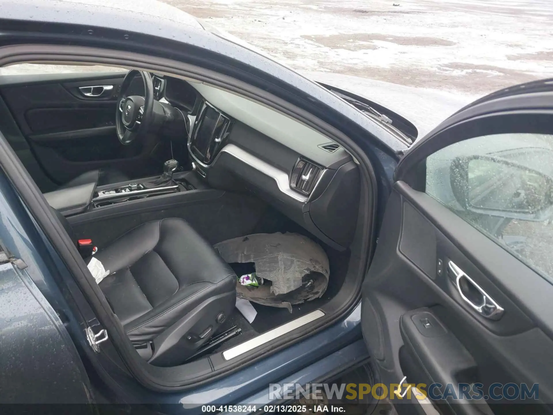 5 Photograph of a damaged car 7JRA22TK1KG014749 VOLVO S60 2019