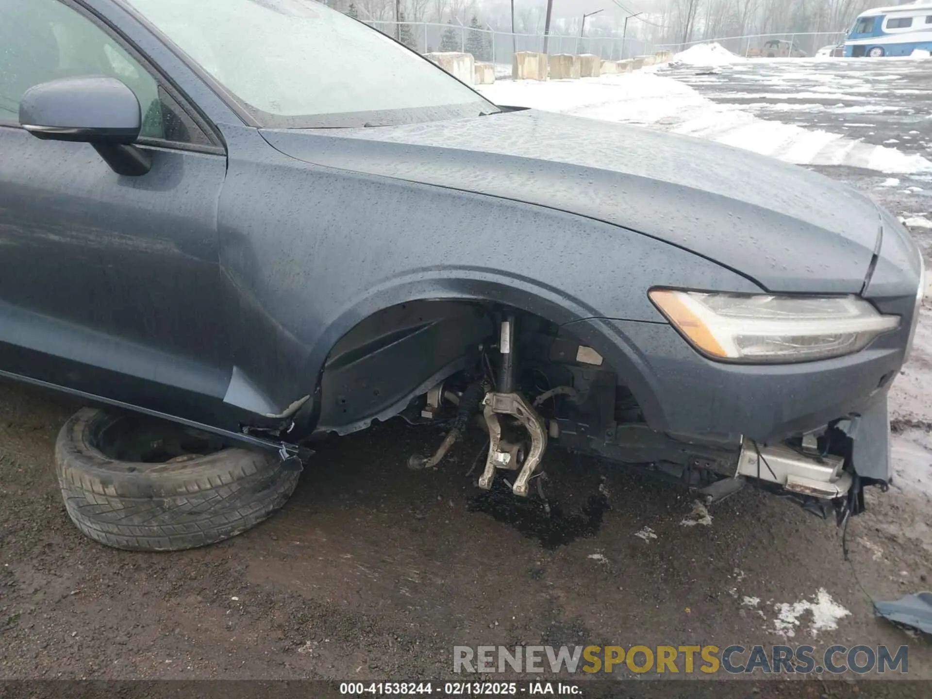 6 Photograph of a damaged car 7JRA22TK1KG014749 VOLVO S60 2019