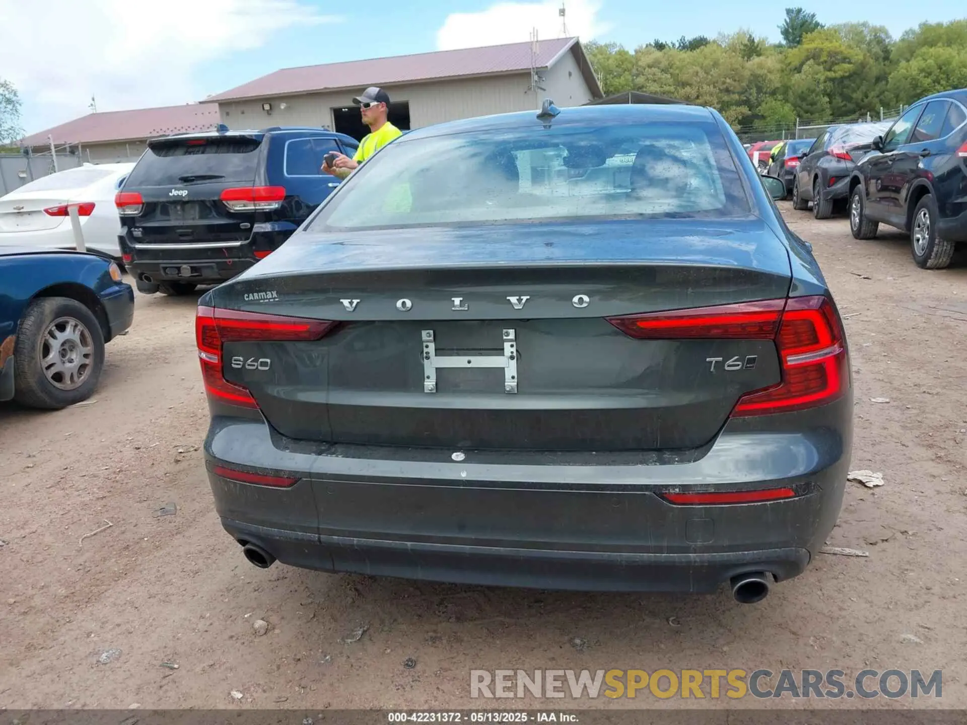 16 Photograph of a damaged car 7JRA22TK1KG018249 VOLVO S60 2019