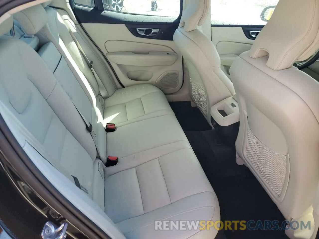 10 Photograph of a damaged car 7JRA22TK2KG013111 VOLVO S60 2019