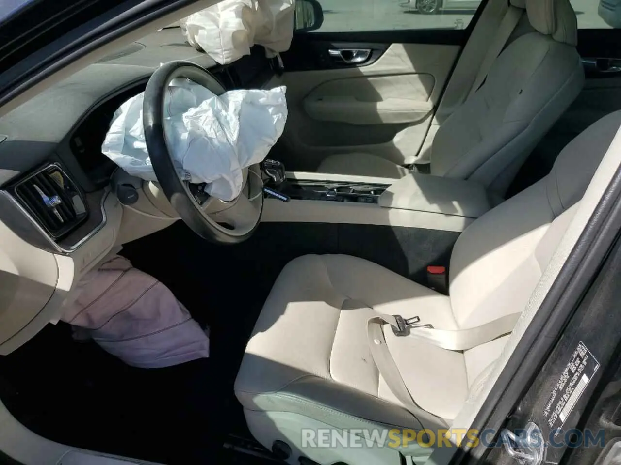 7 Photograph of a damaged car 7JRA22TK2KG013111 VOLVO S60 2019