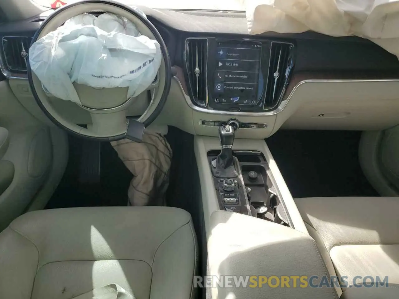 8 Photograph of a damaged car 7JRA22TK2KG013111 VOLVO S60 2019