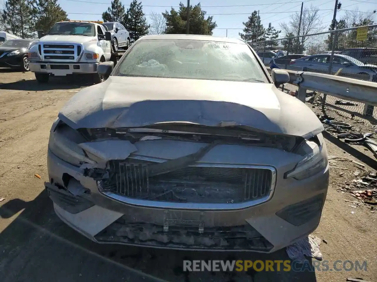 5 Photograph of a damaged car 7JRA22TK3KG000917 VOLVO S60 2019