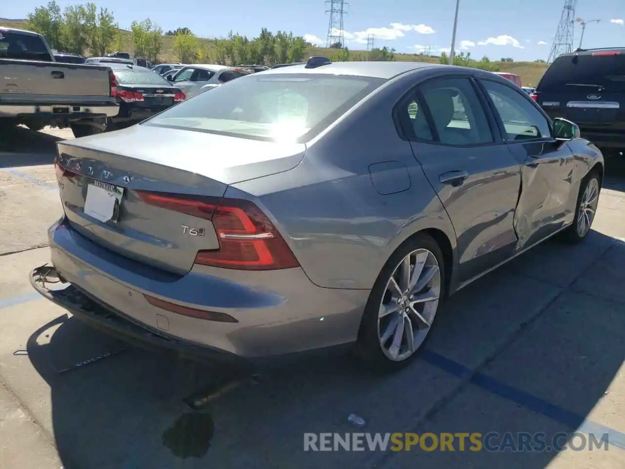 4 Photograph of a damaged car 7JRA22TK3KG002473 VOLVO S60 2019