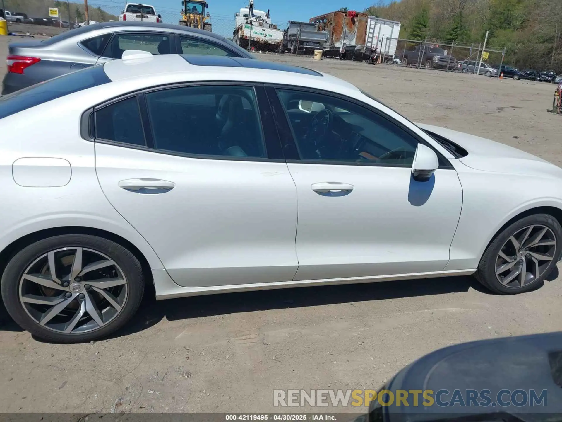 13 Photograph of a damaged car 7JRA22TK4KG017483 VOLVO S60 2019