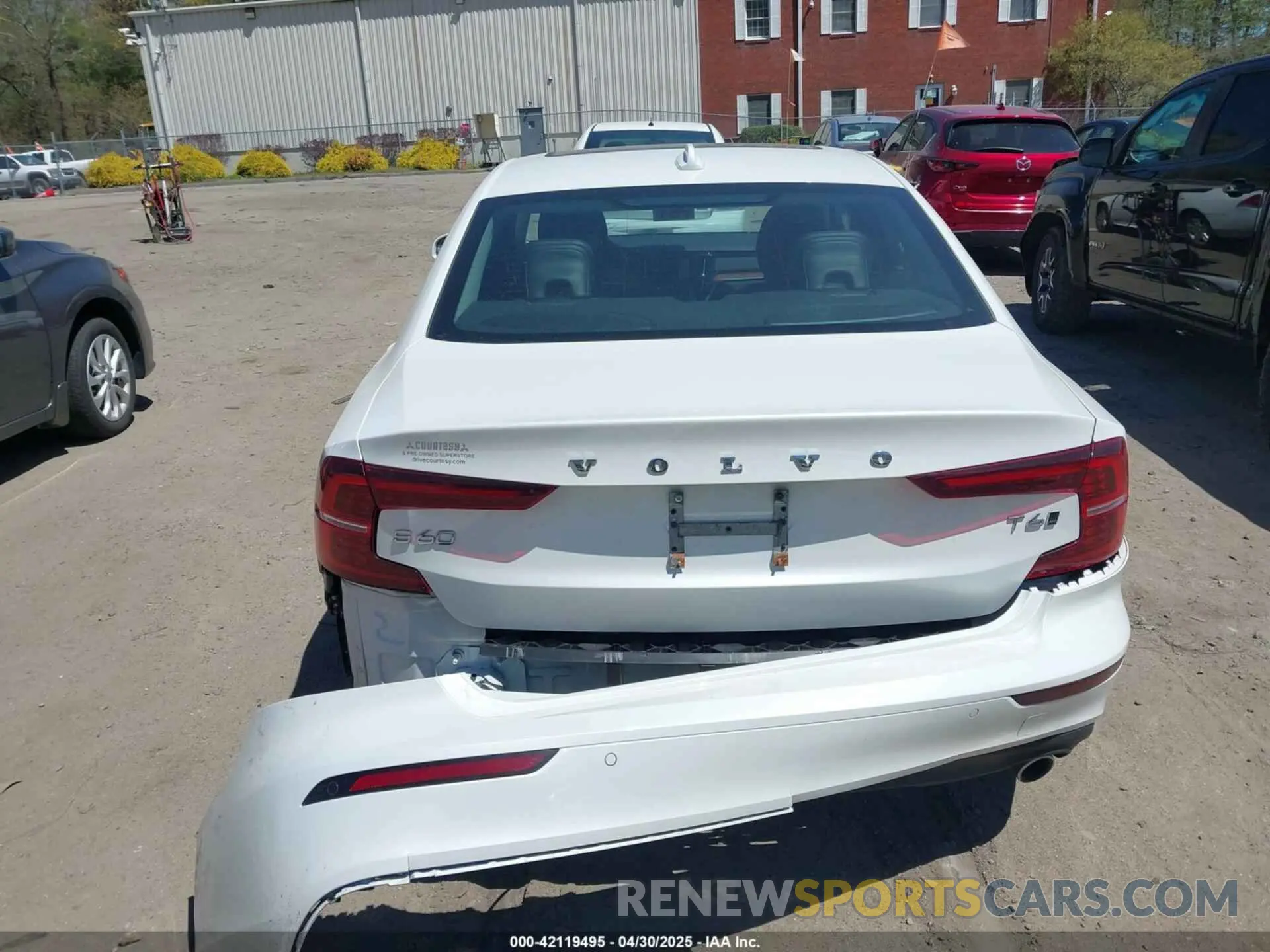 16 Photograph of a damaged car 7JRA22TK4KG017483 VOLVO S60 2019