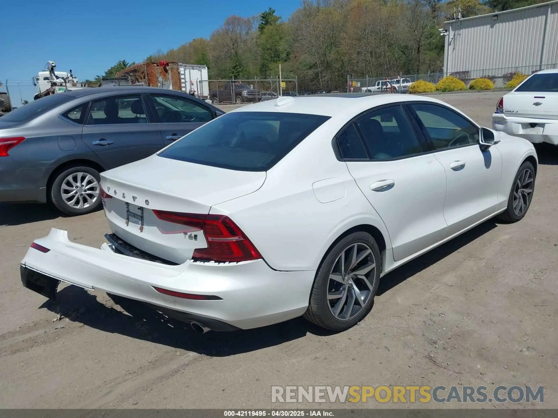 4 Photograph of a damaged car 7JRA22TK4KG017483 VOLVO S60 2019