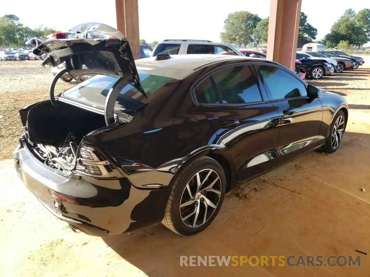 4 Photograph of a damaged car 7JRA22TK5KG018352 VOLVO S60 2019