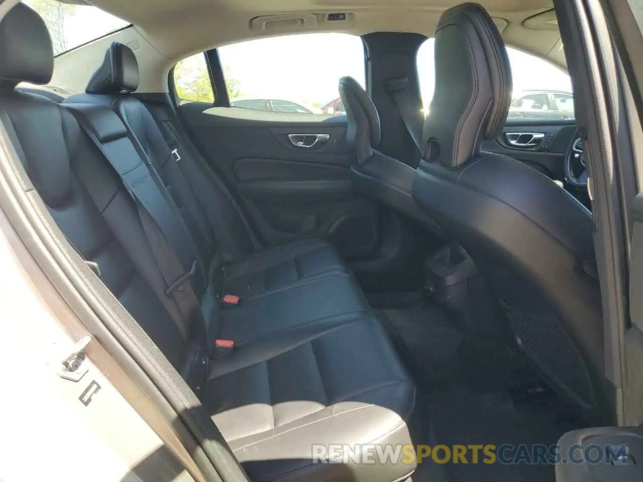 10 Photograph of a damaged car 7JRA22TK6KG002919 VOLVO S60 2019