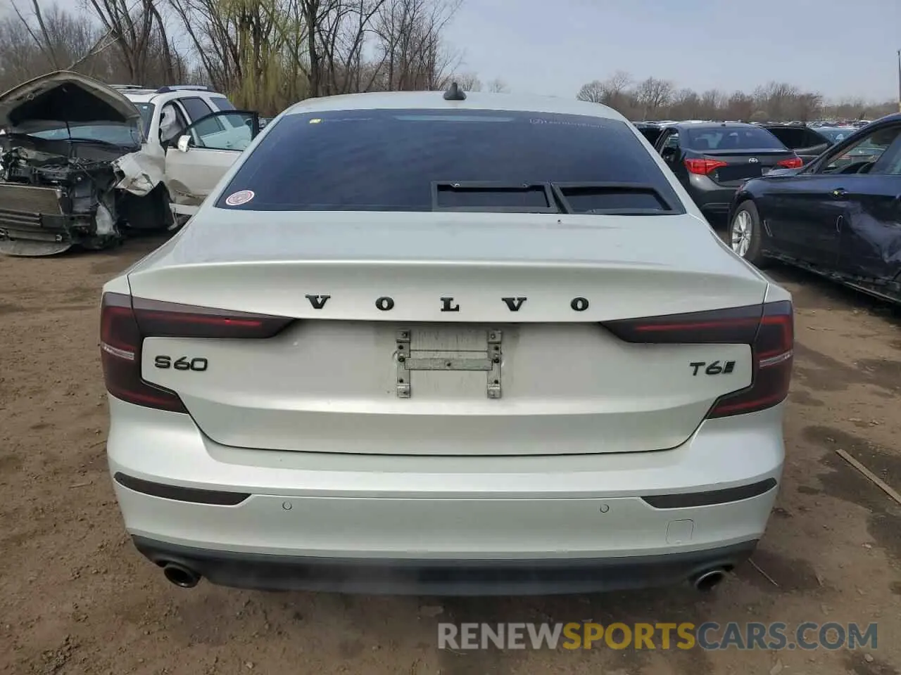 6 Photograph of a damaged car 7JRA22TK6KG003407 VOLVO S60 2019