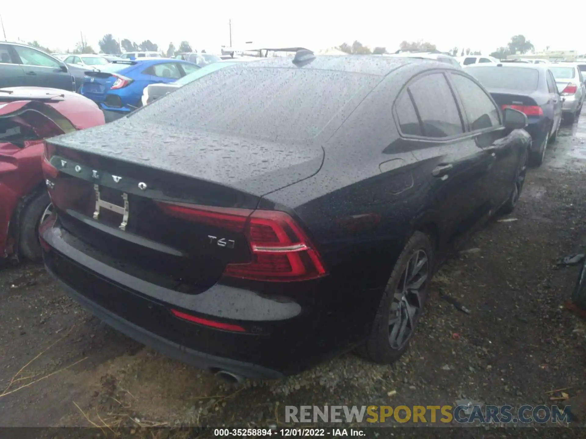 4 Photograph of a damaged car 7JRA22TK6KG004685 VOLVO S60 2019