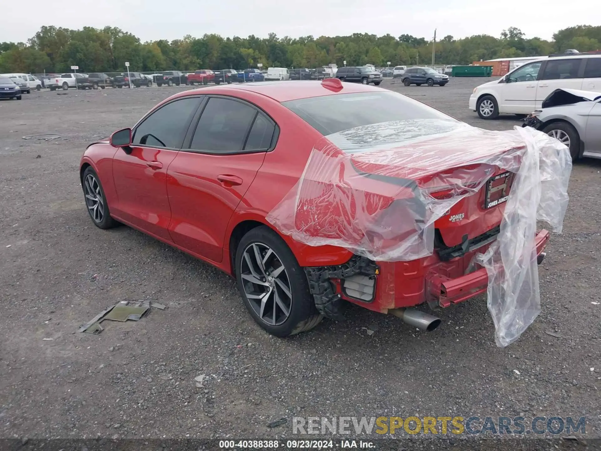 3 Photograph of a damaged car 7JRA22TK6KG010020 VOLVO S60 2019