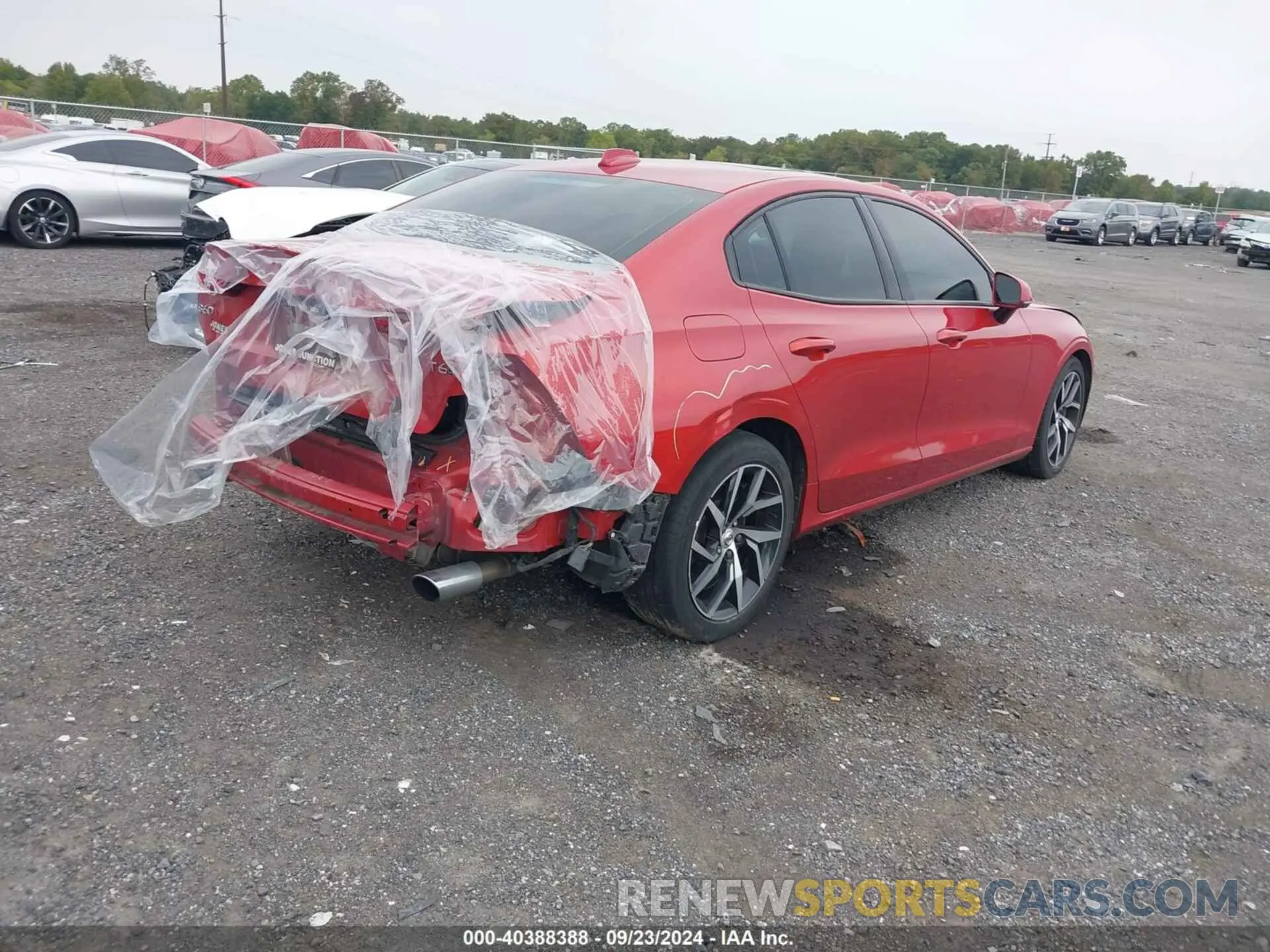 4 Photograph of a damaged car 7JRA22TK6KG010020 VOLVO S60 2019