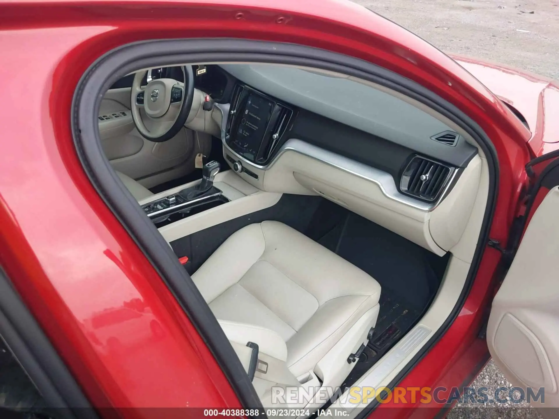 5 Photograph of a damaged car 7JRA22TK6KG010020 VOLVO S60 2019