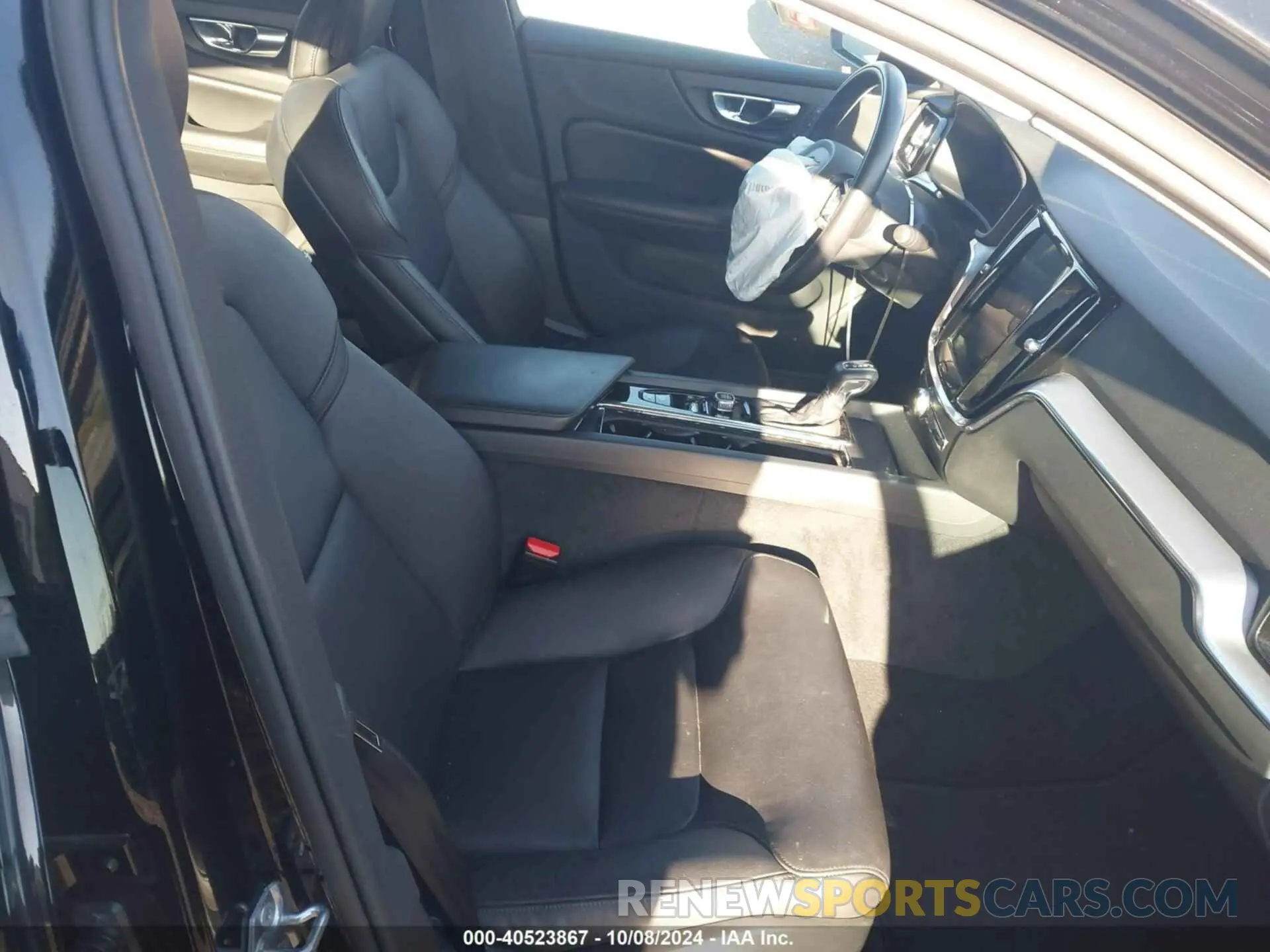 5 Photograph of a damaged car 7JRA22TK6KG016500 VOLVO S60 2019