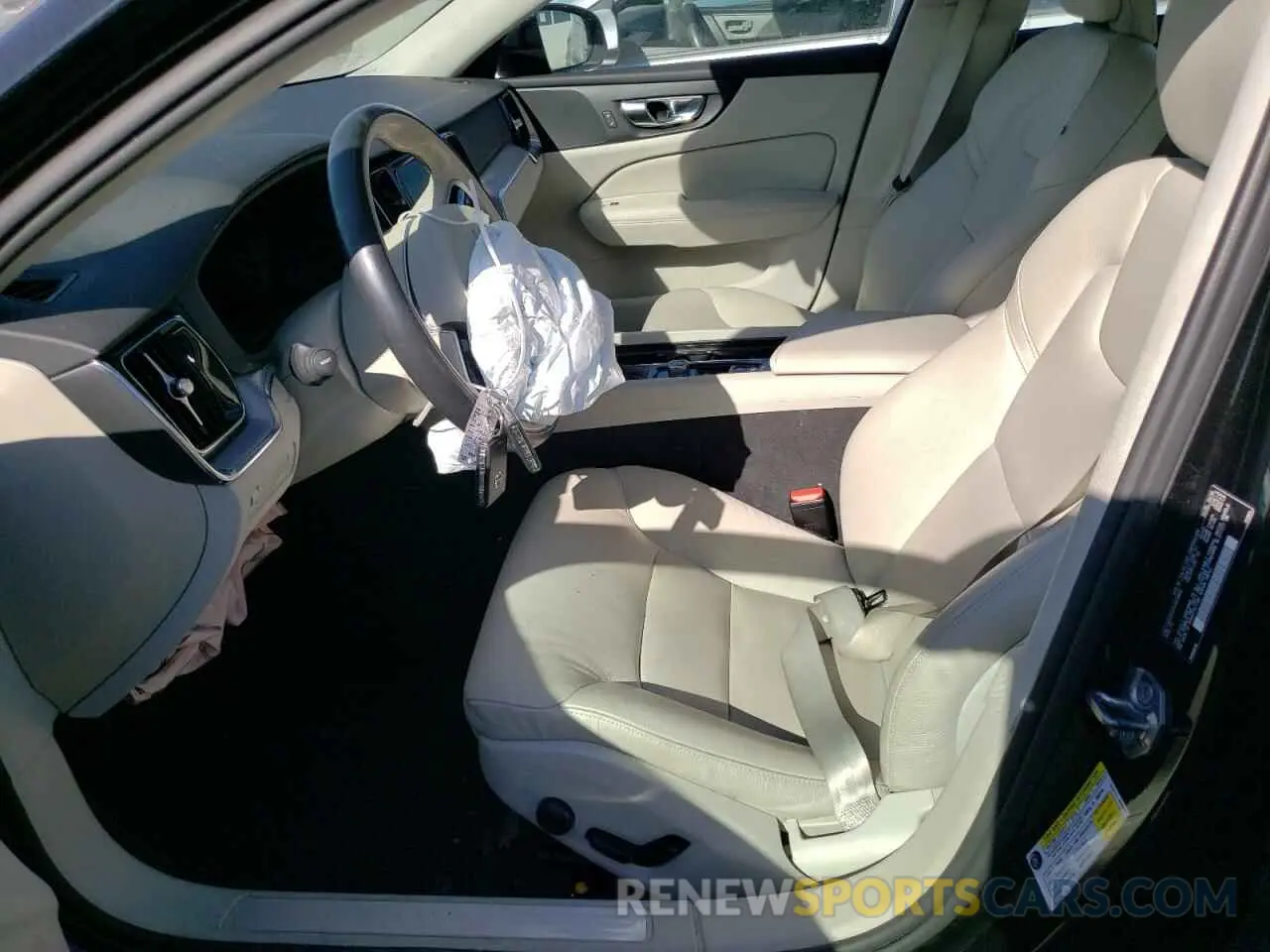 7 Photograph of a damaged car 7JRA22TK7KG013959 VOLVO S60 2019
