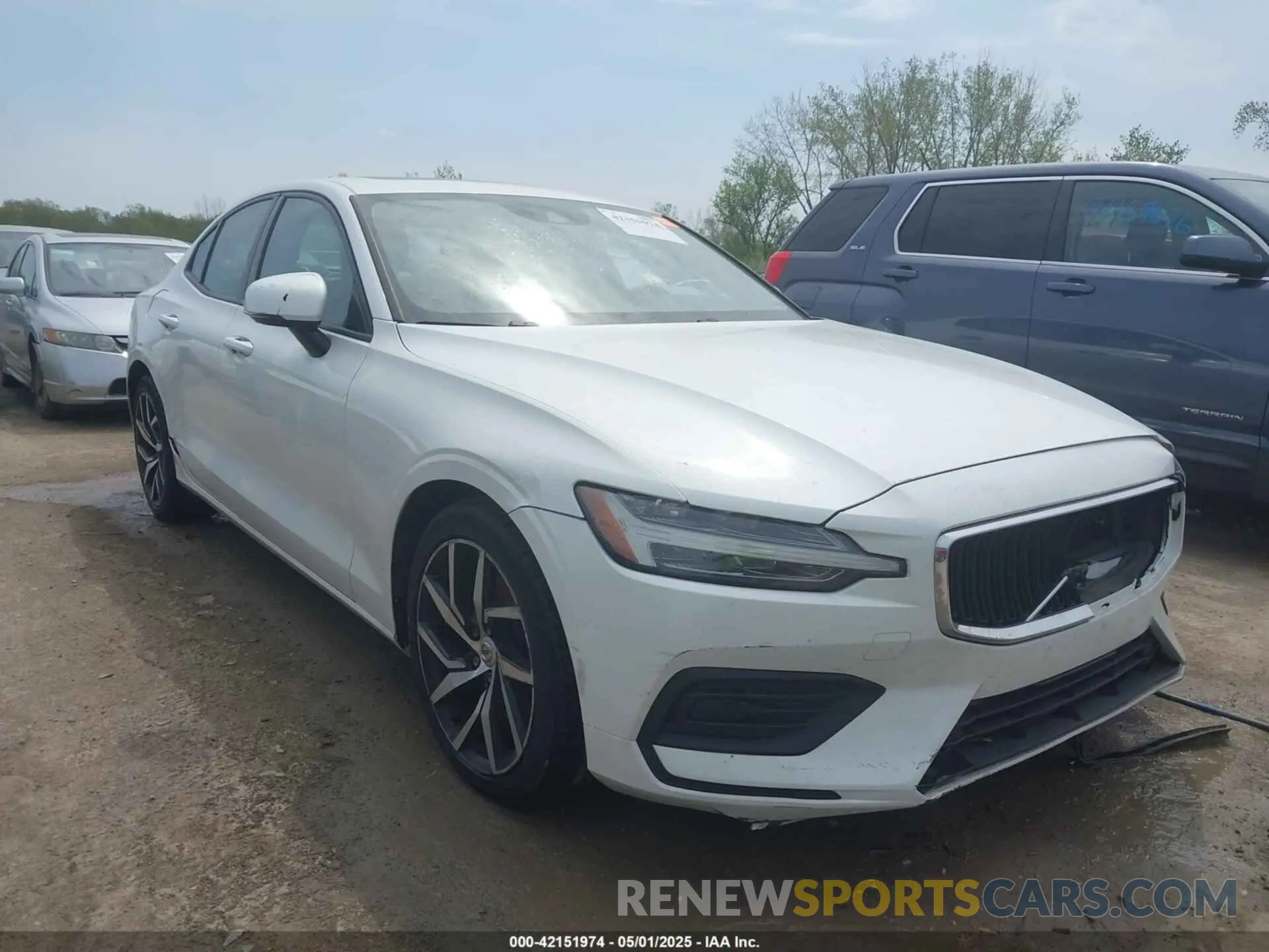 1 Photograph of a damaged car 7JRA22TK7KG017283 VOLVO S60 2019