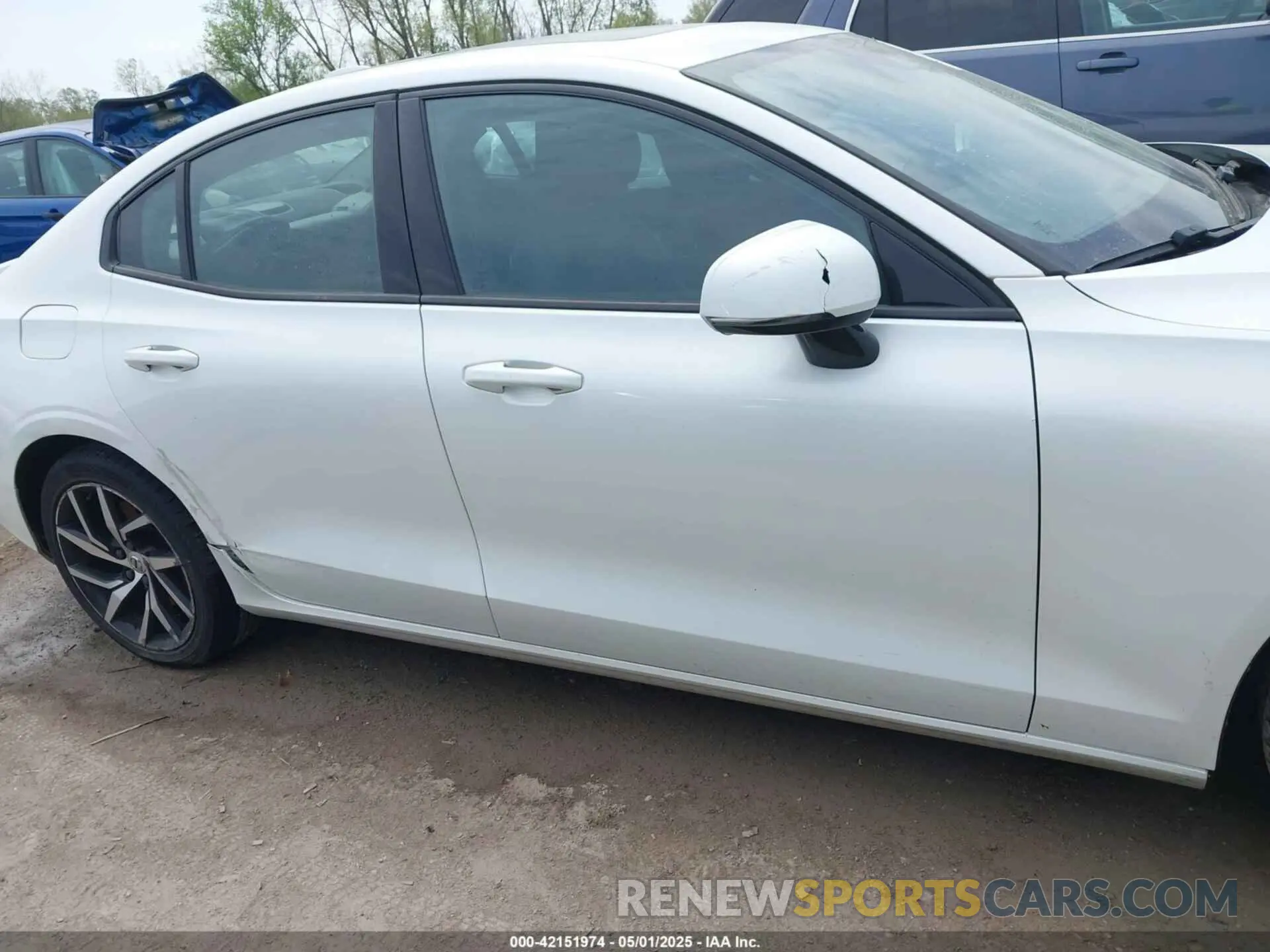 14 Photograph of a damaged car 7JRA22TK7KG017283 VOLVO S60 2019