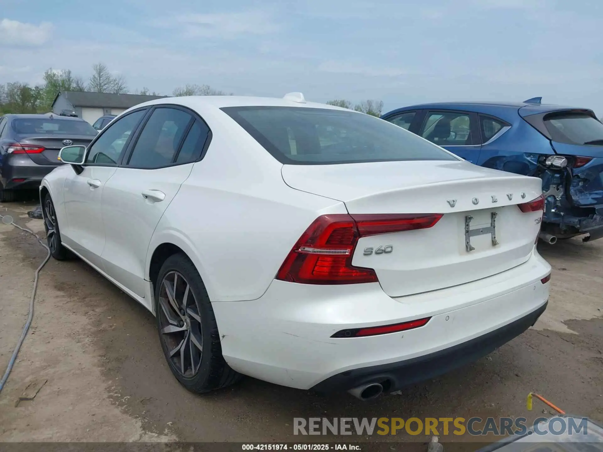 3 Photograph of a damaged car 7JRA22TK7KG017283 VOLVO S60 2019