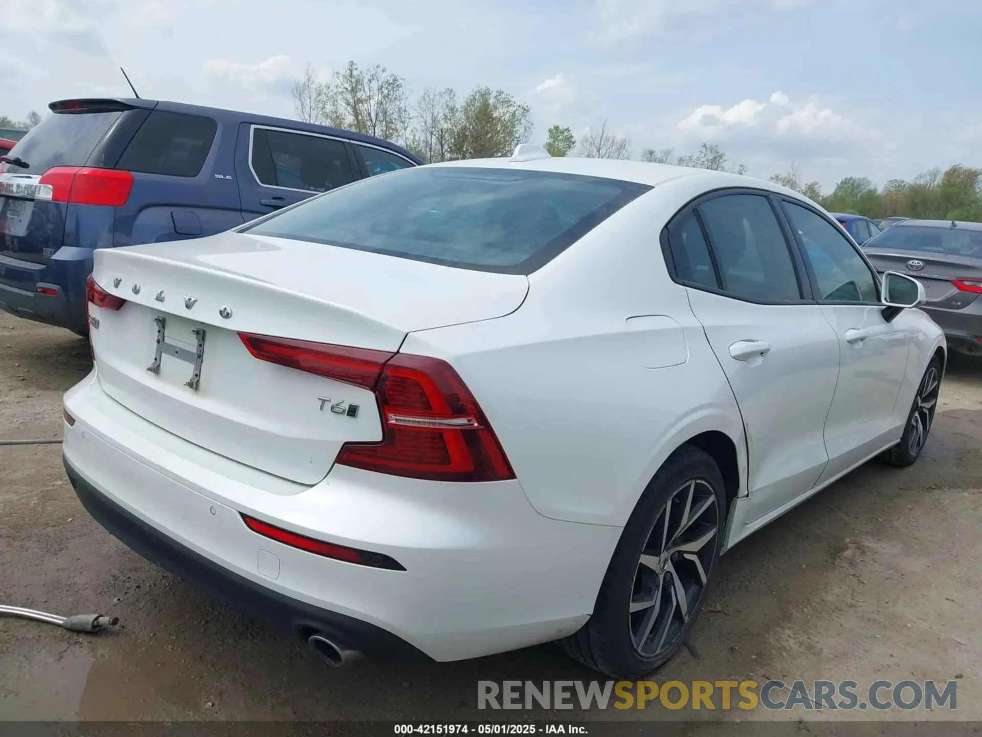 4 Photograph of a damaged car 7JRA22TK7KG017283 VOLVO S60 2019