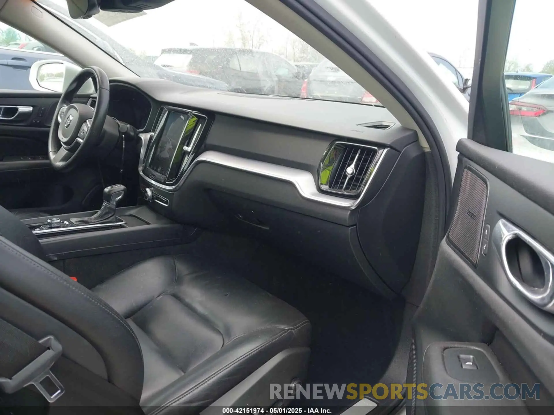 5 Photograph of a damaged car 7JRA22TK7KG017283 VOLVO S60 2019