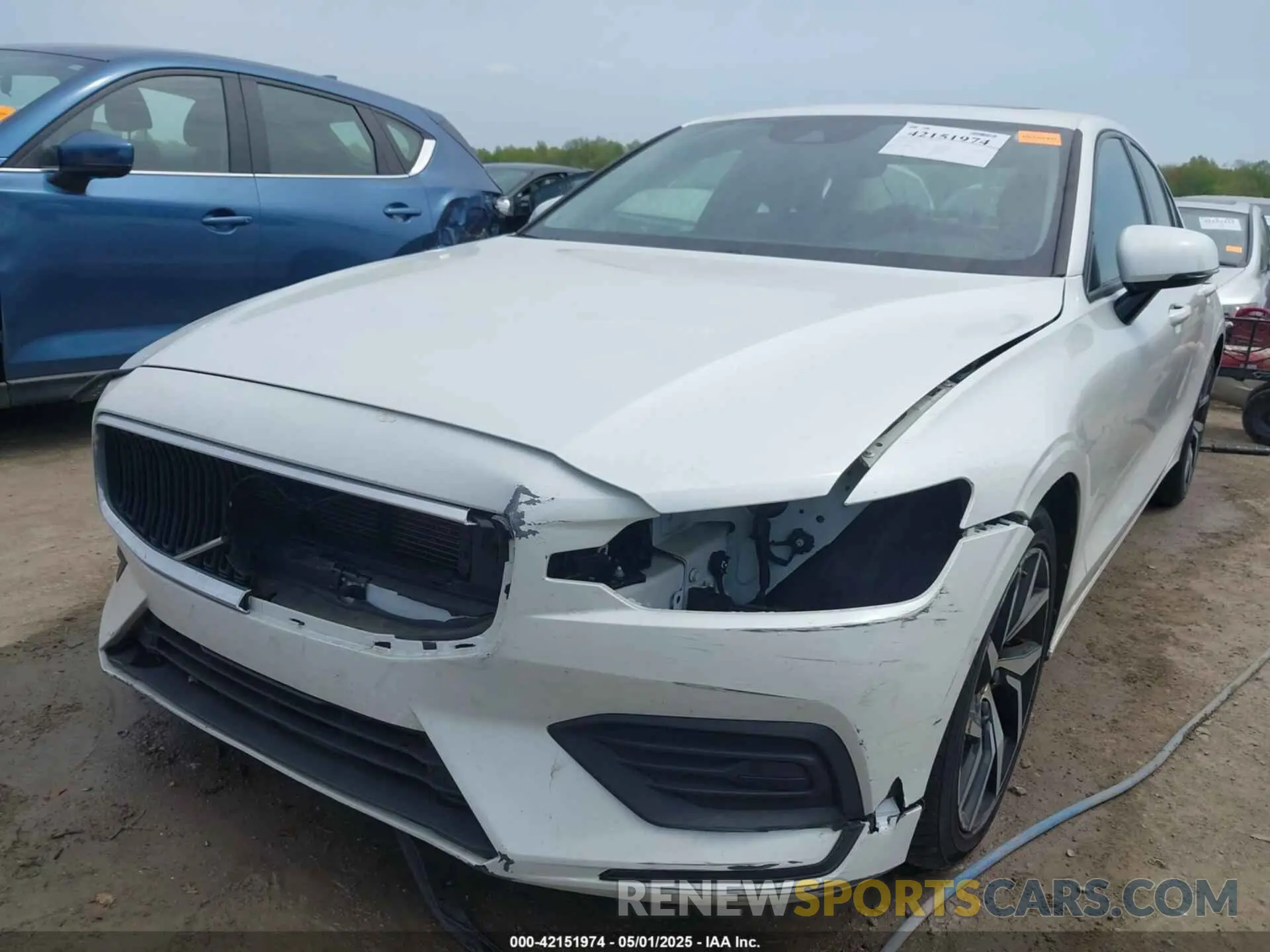 6 Photograph of a damaged car 7JRA22TK7KG017283 VOLVO S60 2019