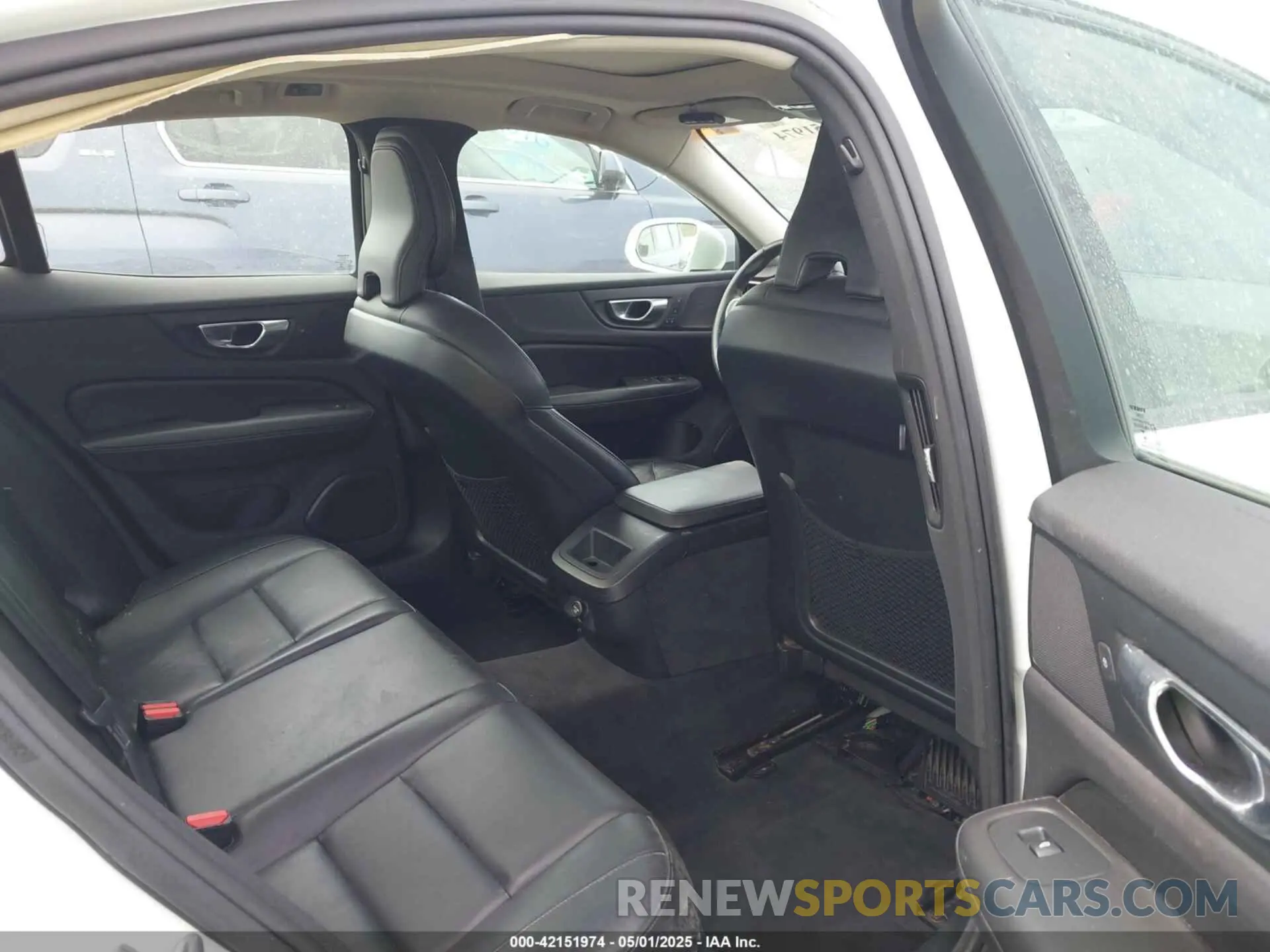 8 Photograph of a damaged car 7JRA22TK7KG017283 VOLVO S60 2019