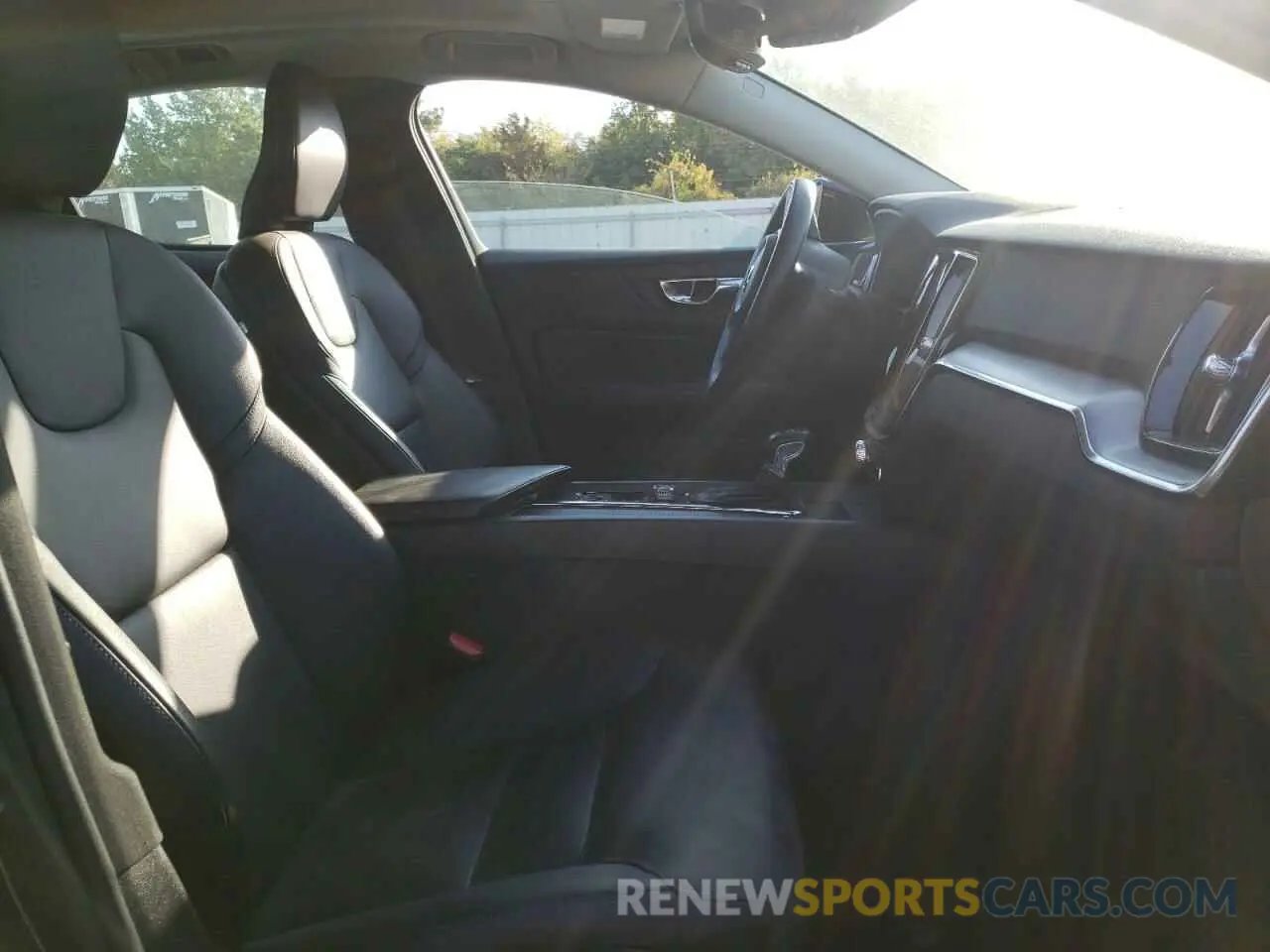 5 Photograph of a damaged car 7JRA22TK9KG008911 VOLVO S60 2019