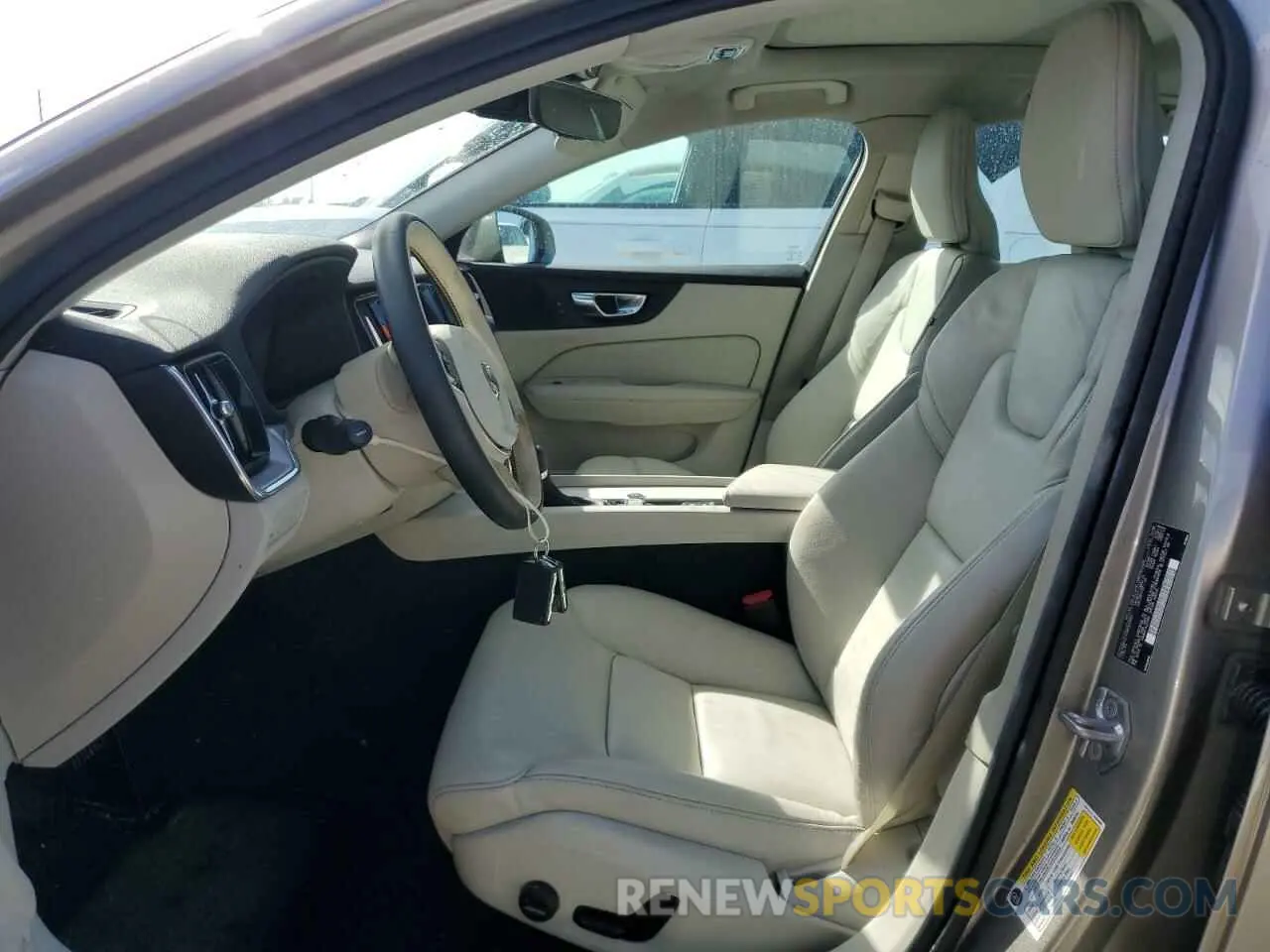 7 Photograph of a damaged car 7JRA22TK9KG015261 VOLVO S60 2019