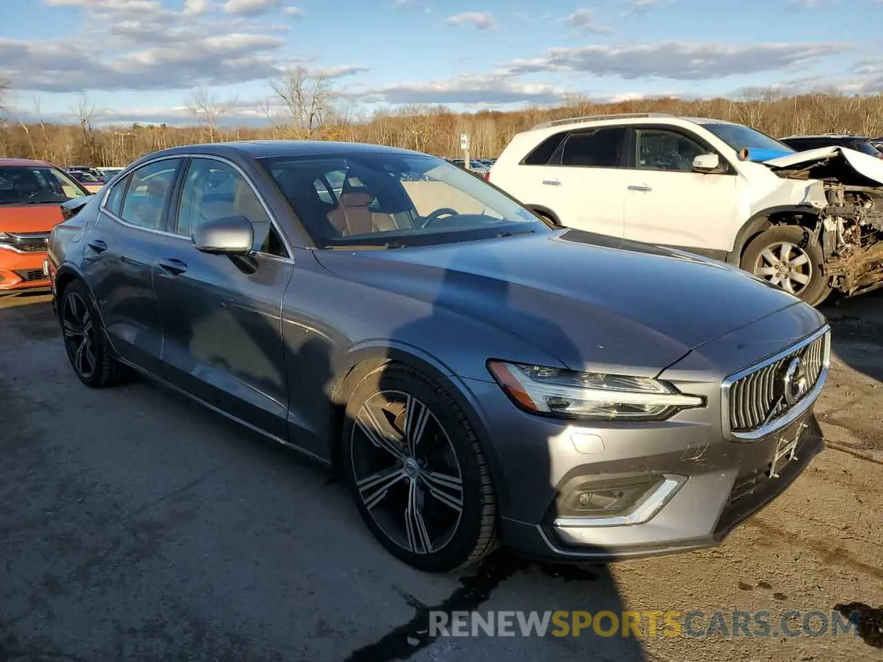 4 Photograph of a damaged car 7JRA22TL0KG001810 VOLVO S60 2019