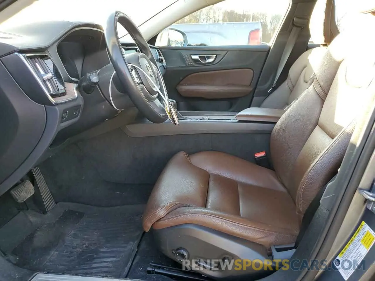 7 Photograph of a damaged car 7JRA22TL0KG001810 VOLVO S60 2019
