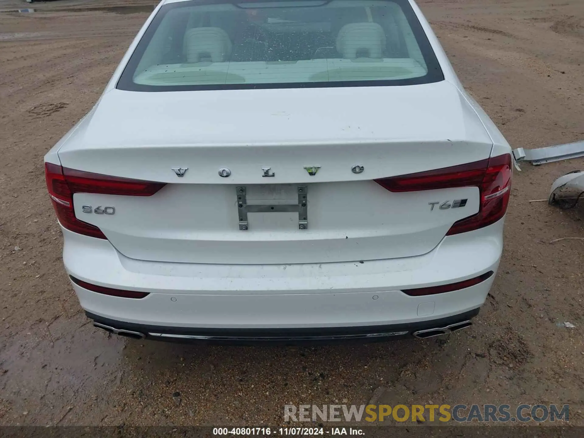 17 Photograph of a damaged car 7JRA22TL1KG009463 VOLVO S60 2019