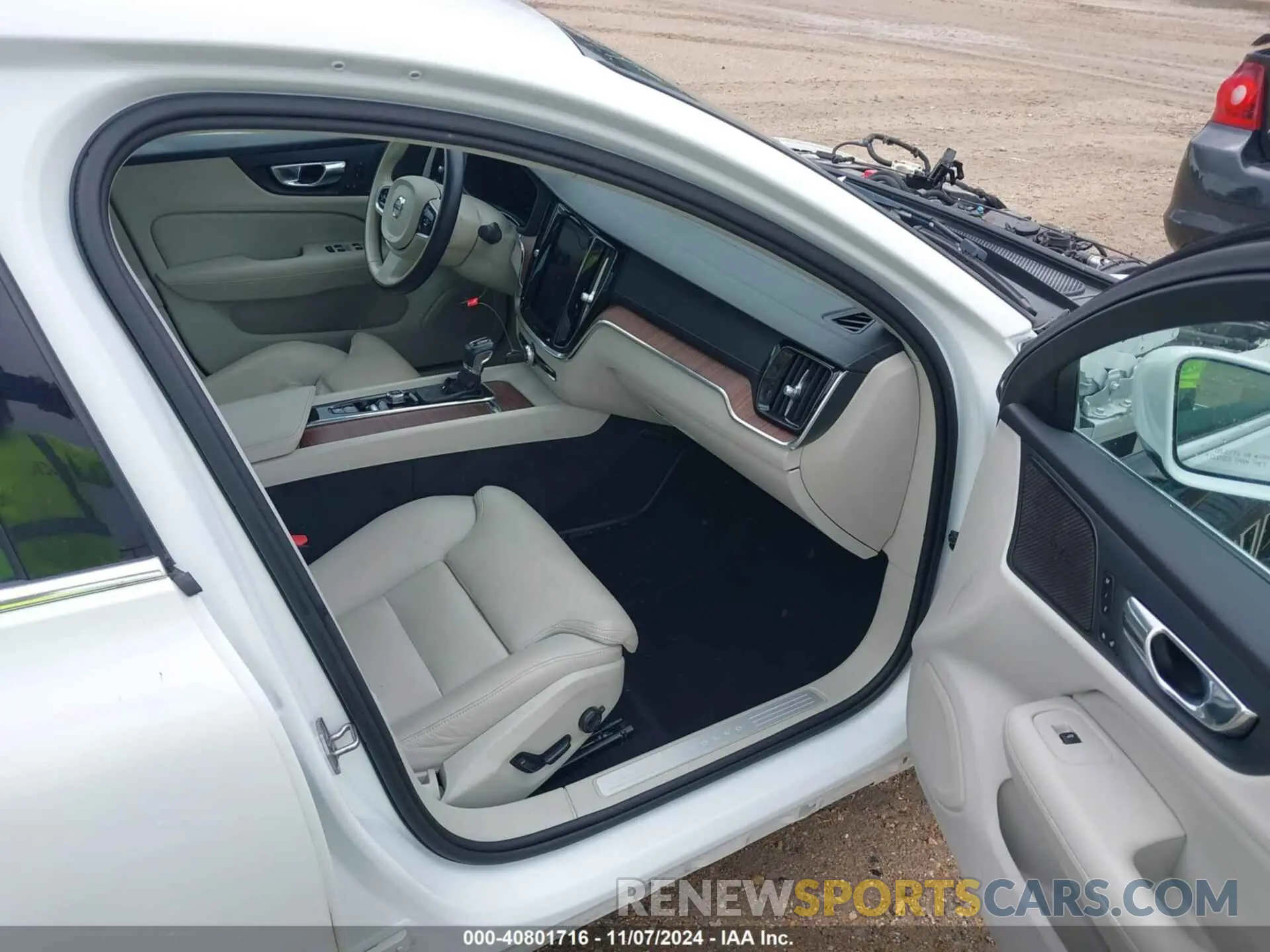 5 Photograph of a damaged car 7JRA22TL1KG009463 VOLVO S60 2019