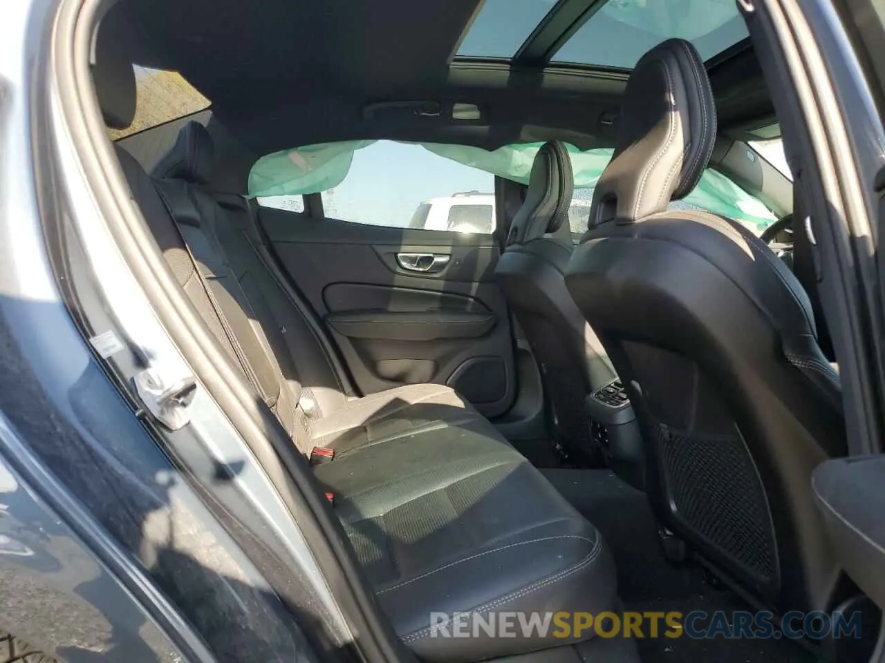 10 Photograph of a damaged car 7JRA22TL4KG004497 VOLVO S60 2019