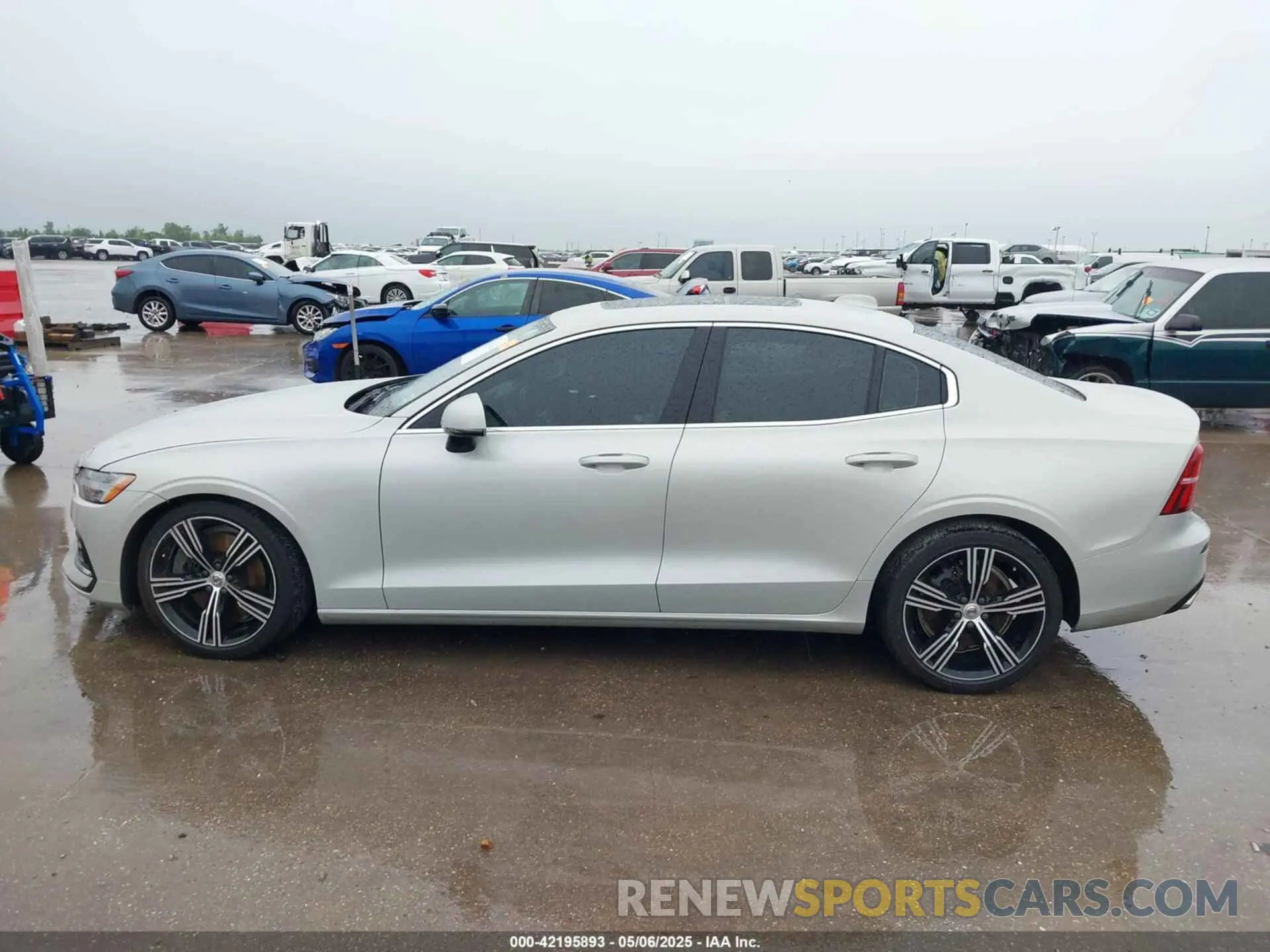 14 Photograph of a damaged car 7JRA22TL7KG003425 VOLVO S60 2019
