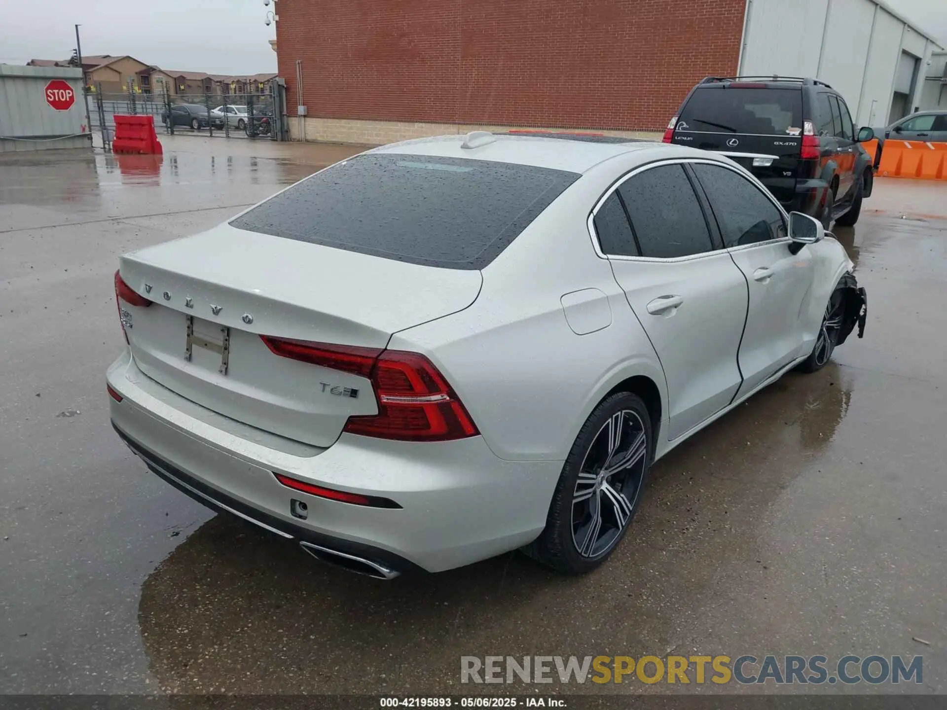 4 Photograph of a damaged car 7JRA22TL7KG003425 VOLVO S60 2019