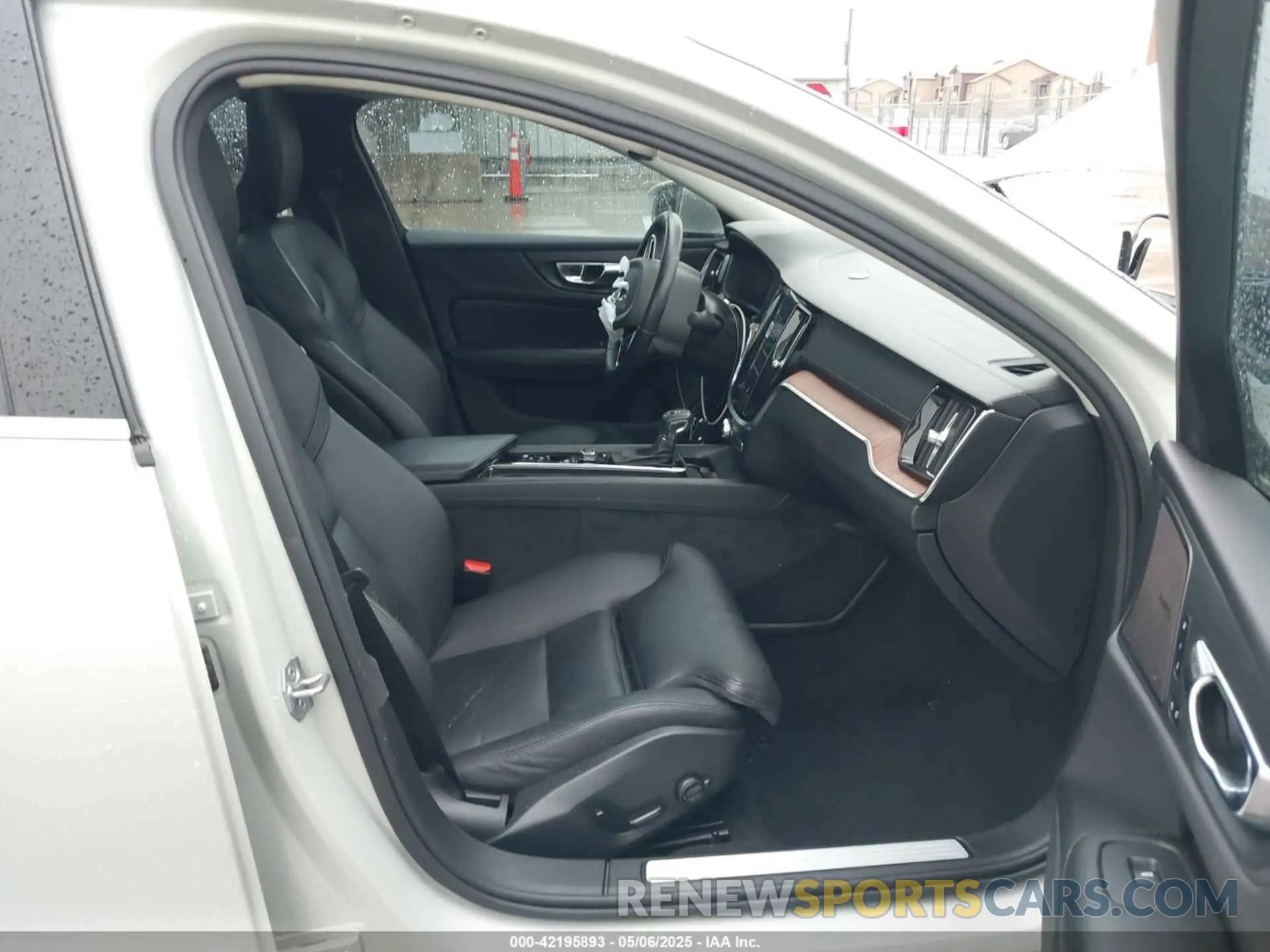 5 Photograph of a damaged car 7JRA22TL7KG003425 VOLVO S60 2019
