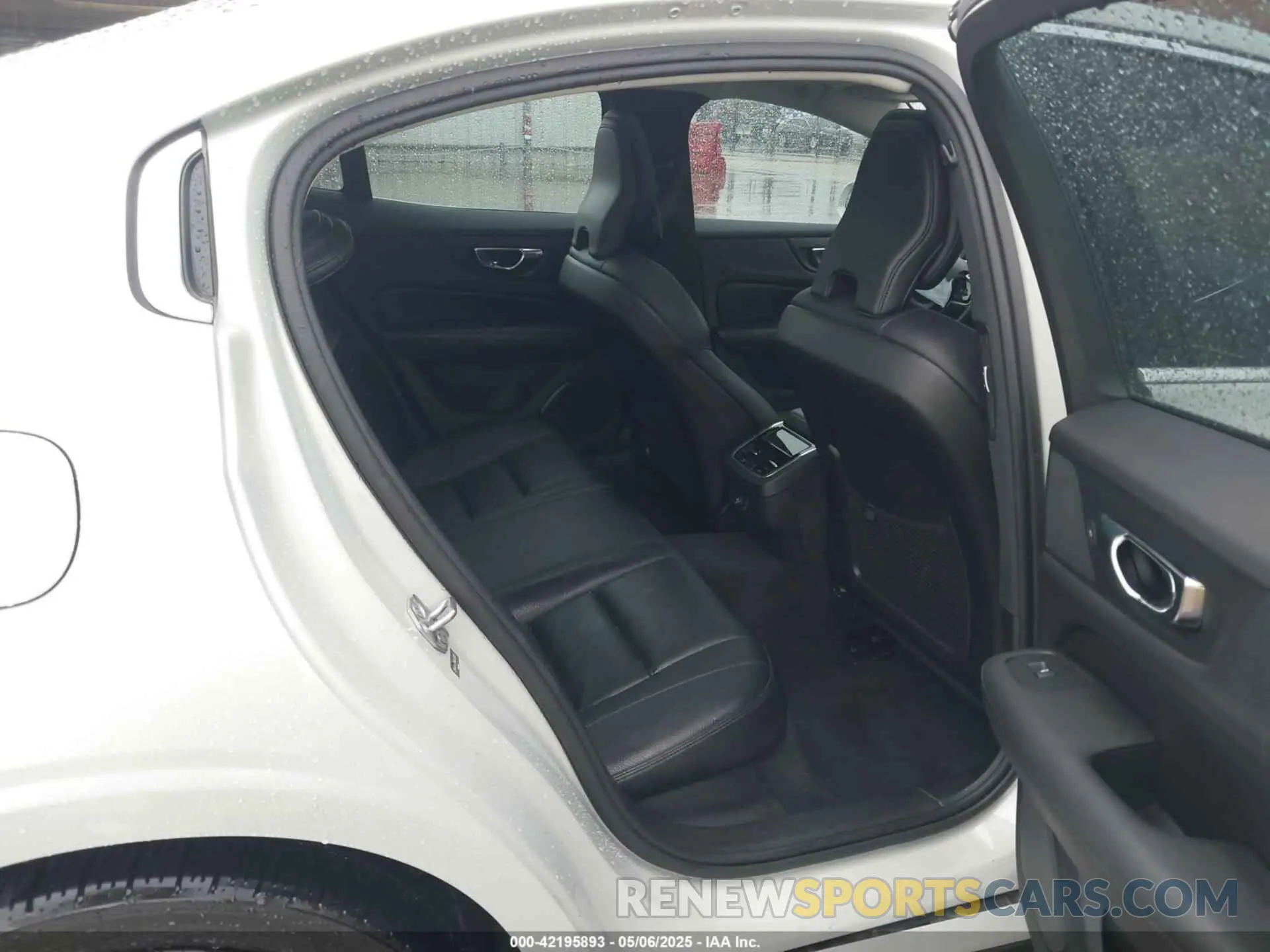 8 Photograph of a damaged car 7JRA22TL7KG003425 VOLVO S60 2019