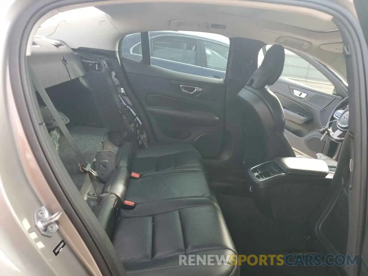 10 Photograph of a damaged car 7JRA22TLXKG001331 VOLVO S60 2019