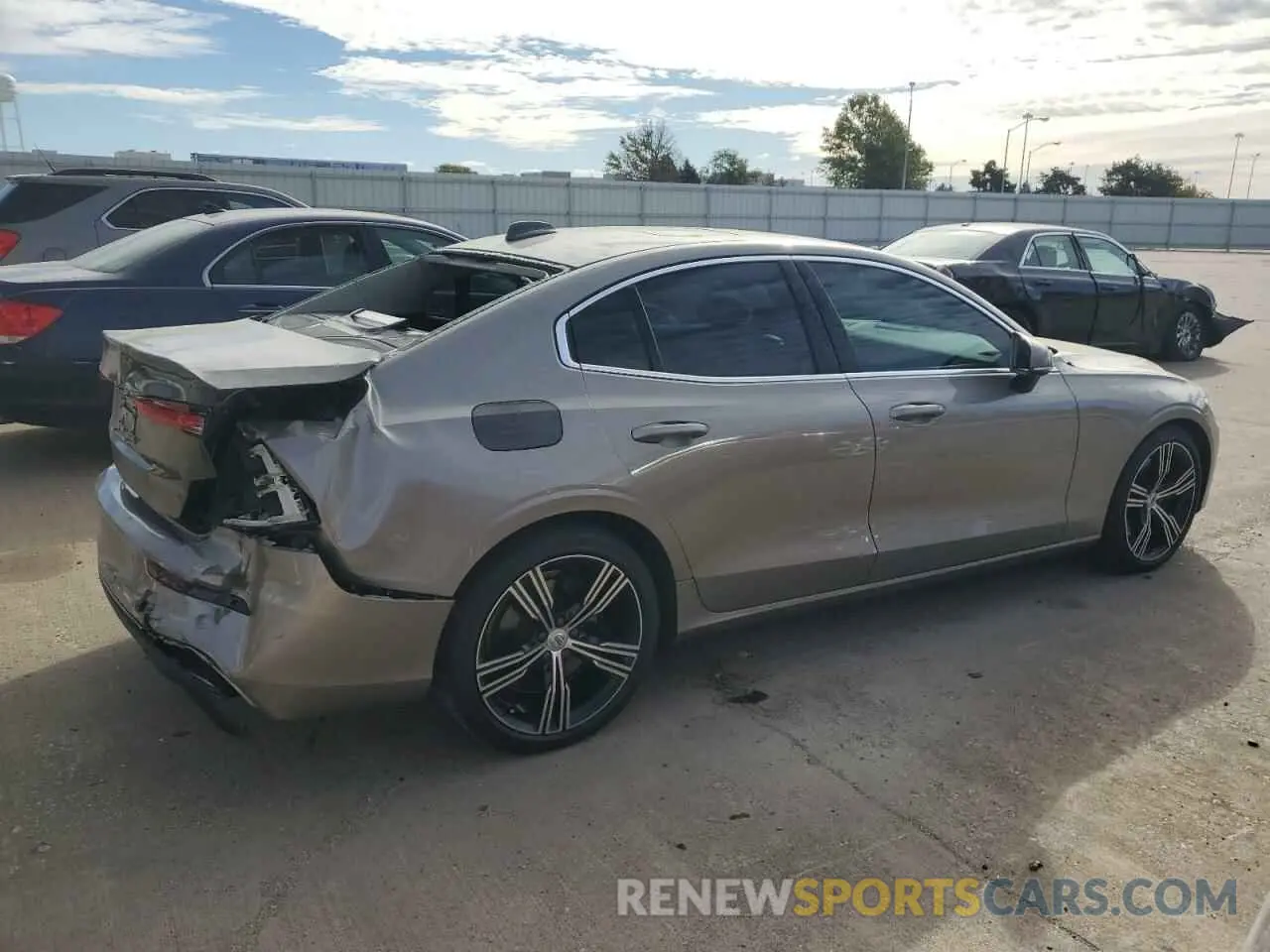 3 Photograph of a damaged car 7JRA22TLXKG001331 VOLVO S60 2019